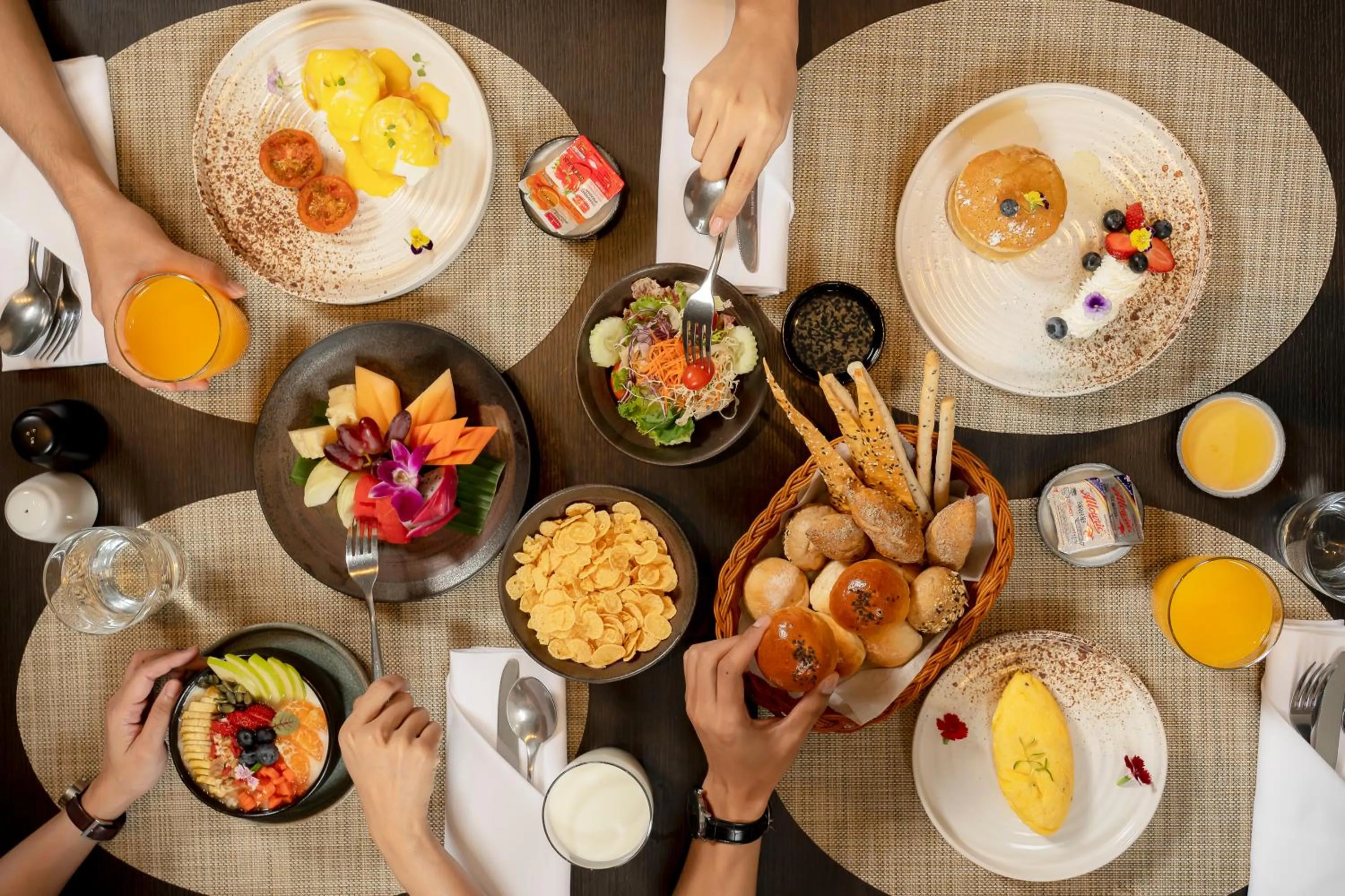 Food and drinks in Grand Mercure Bangkok Atrium