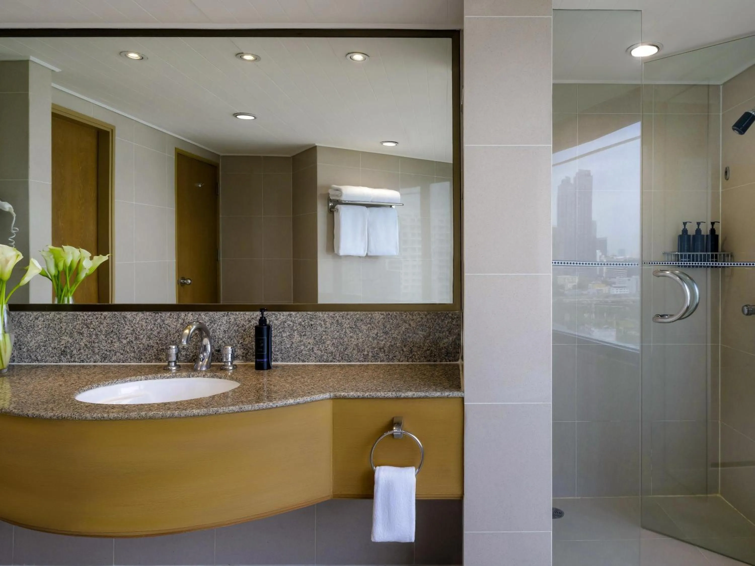 Bedroom in Grand Mercure Bangkok Atrium