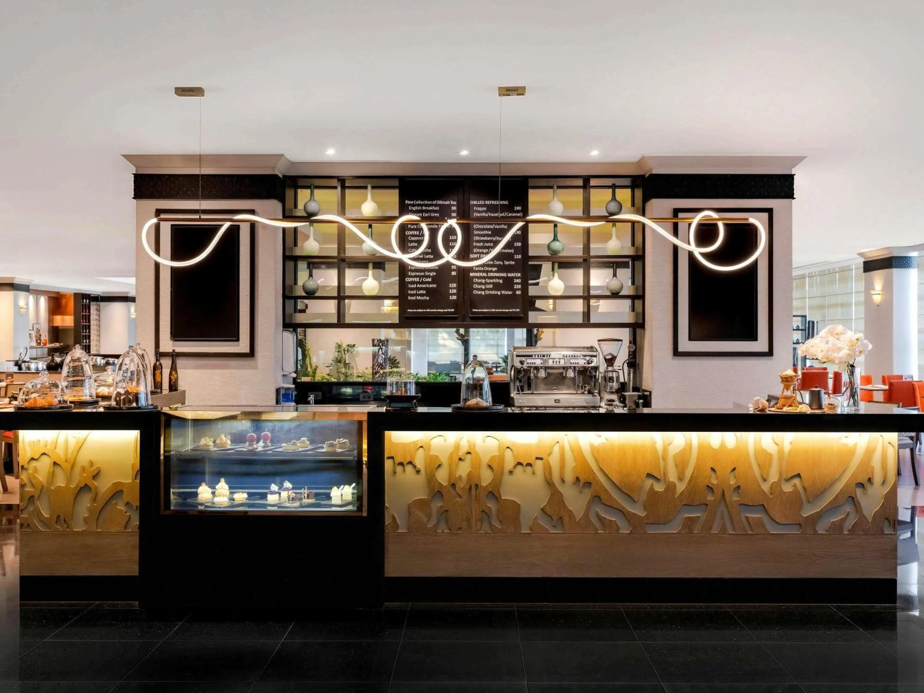 Lounge or bar in Grand Mercure Bangkok Atrium