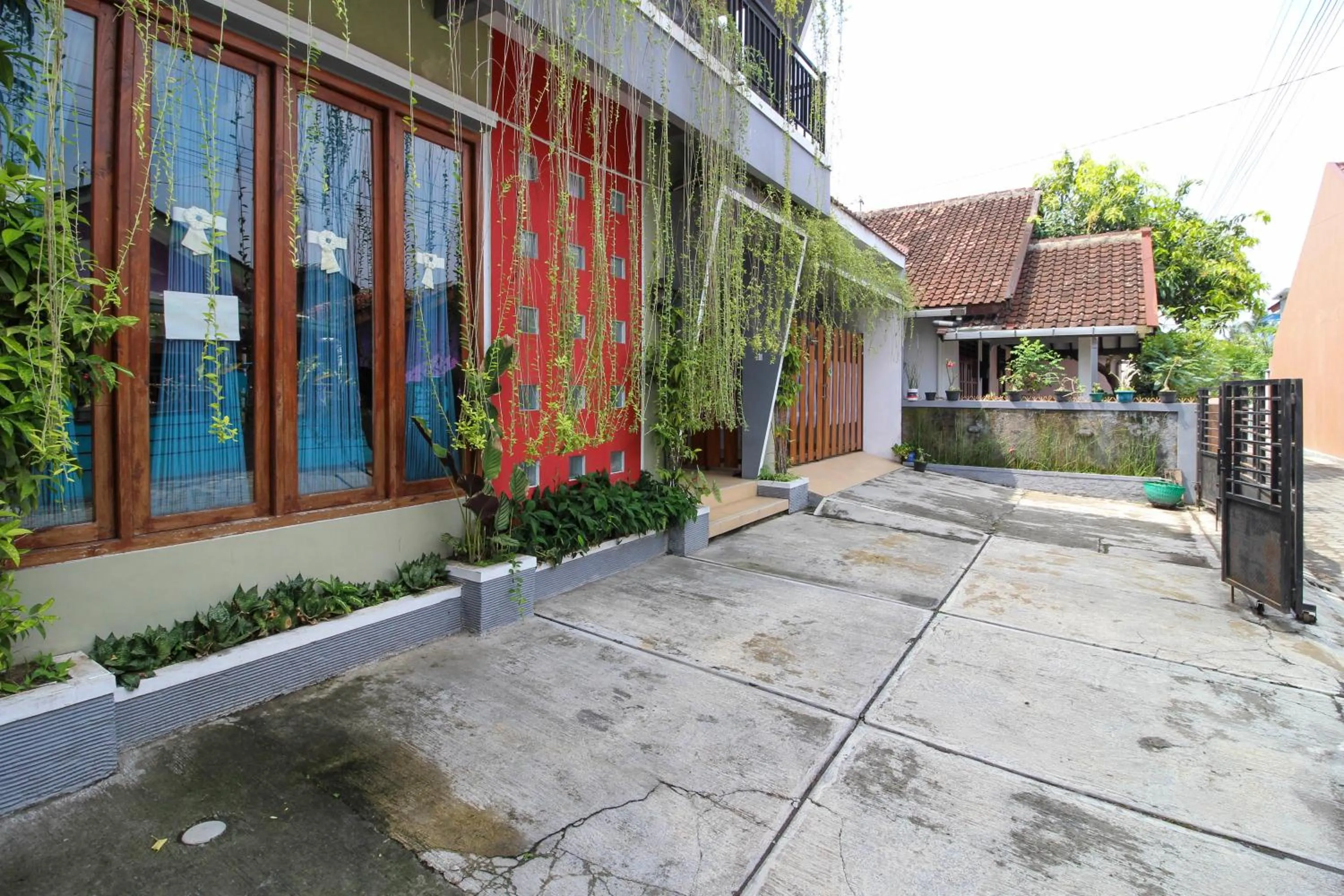 Area and facilities in RedDoorz near Hartono Mall