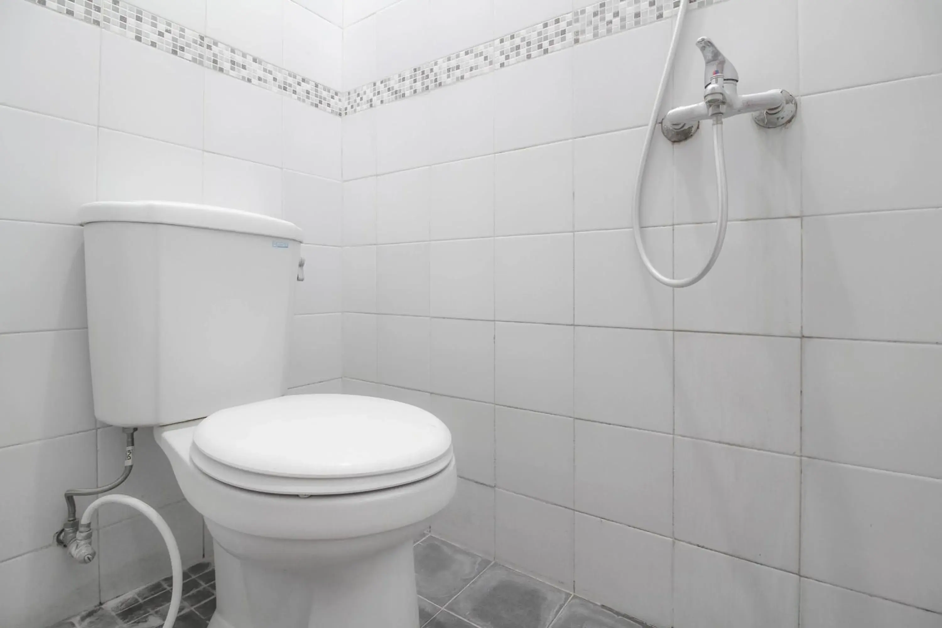 Twin Room in RedDoorz near Hartono Mall Twin Room in RedDoorz near Hartono Mall