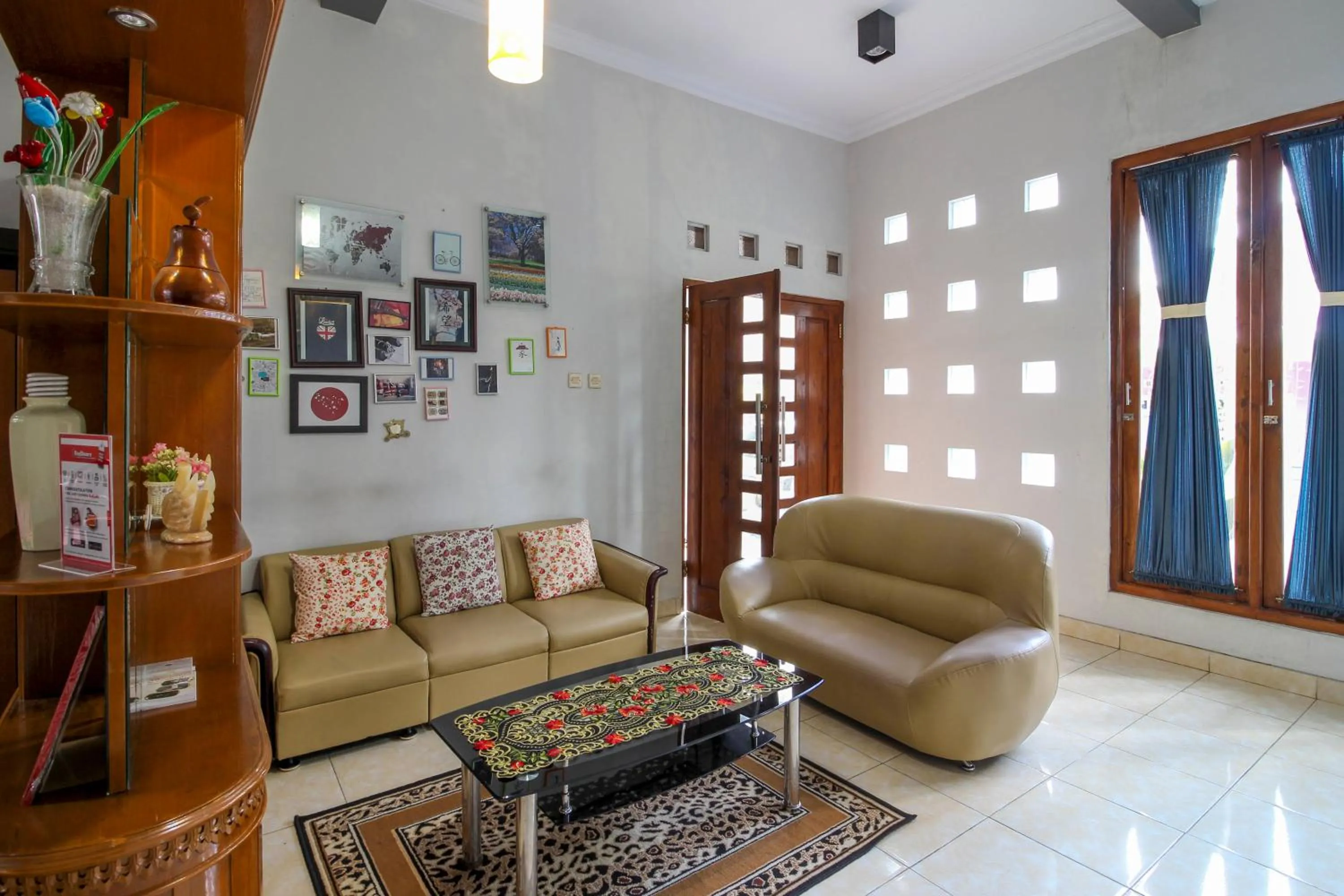 Communal lounge/ TV room in RedDoorz near Hartono Mall