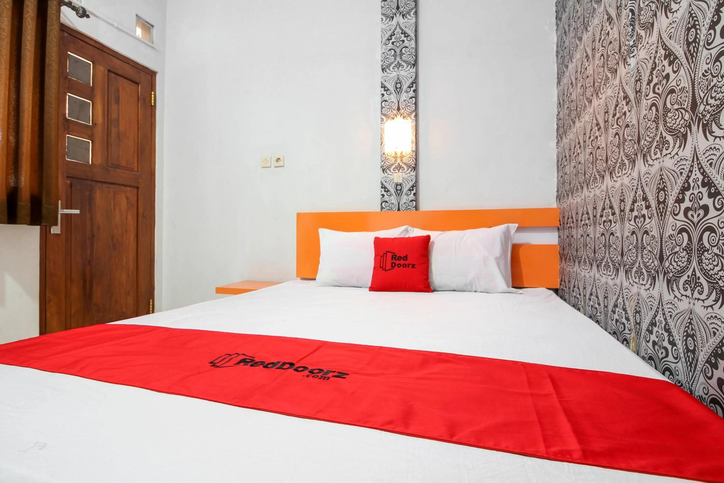 Bedroom, Bed in RedDoorz near Hartono Mall