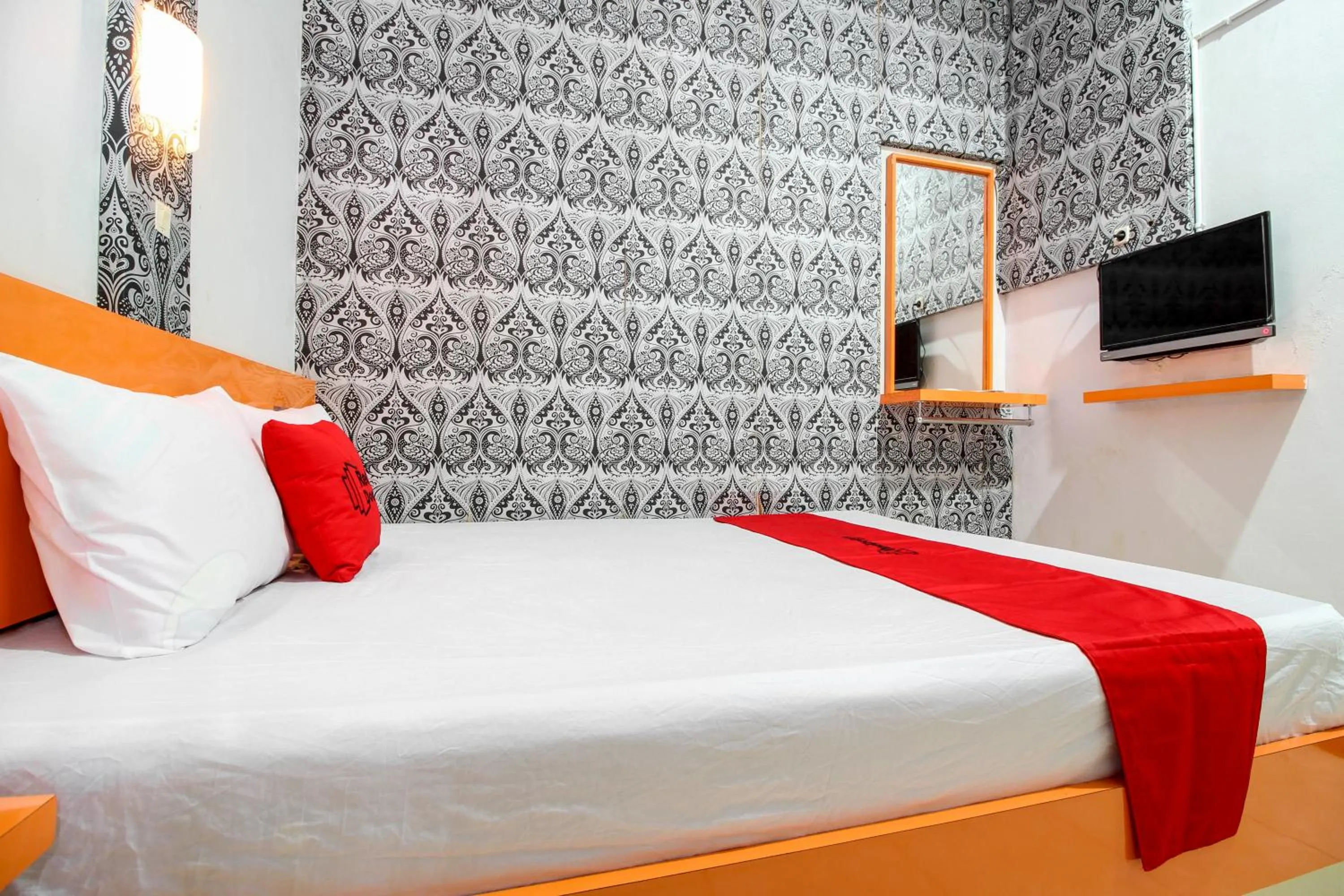 Bedroom, Bed in RedDoorz near Hartono Mall