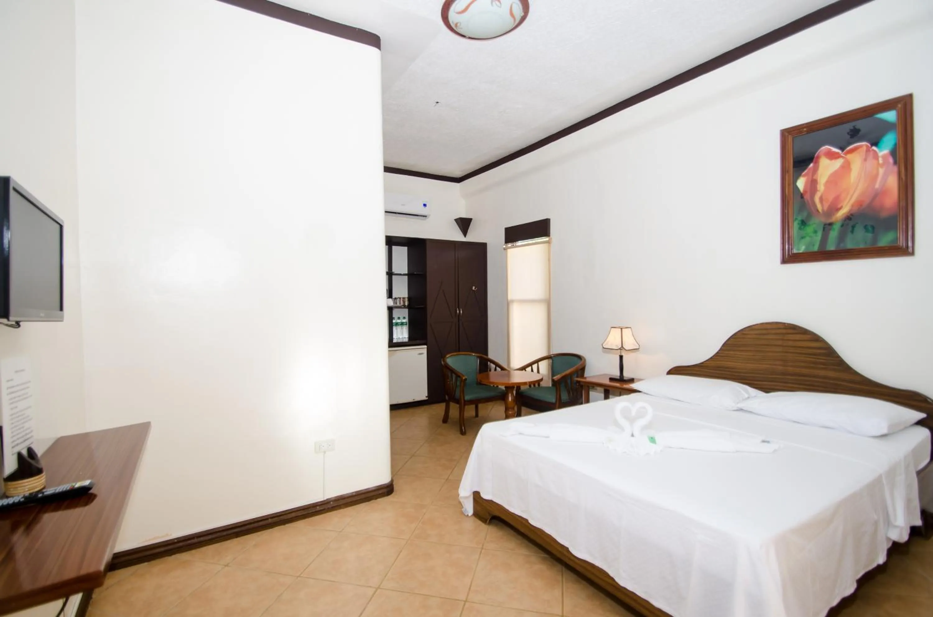 Bed in Turtle Inn Resort