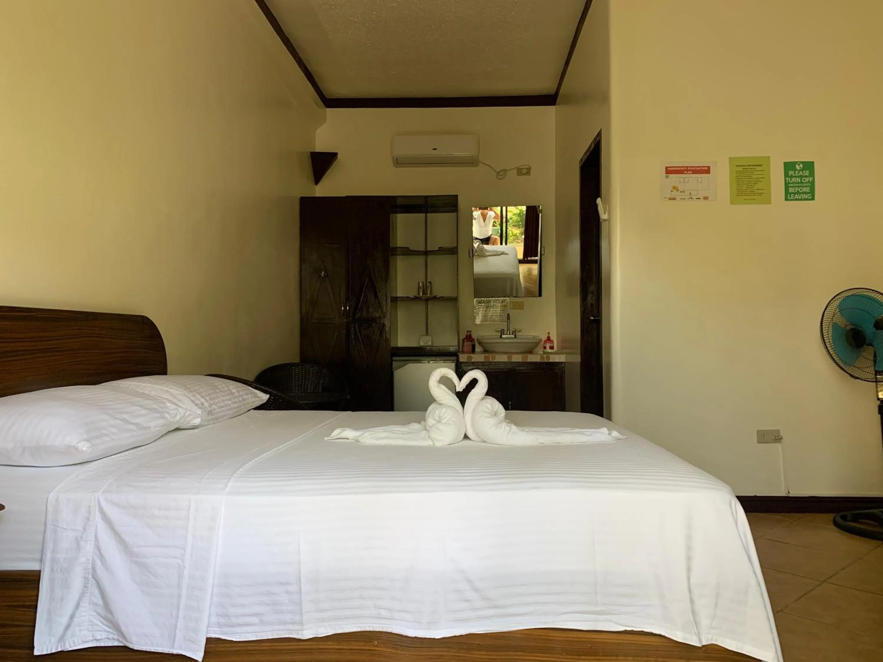 Bedroom, Bed in Turtle Inn Resort