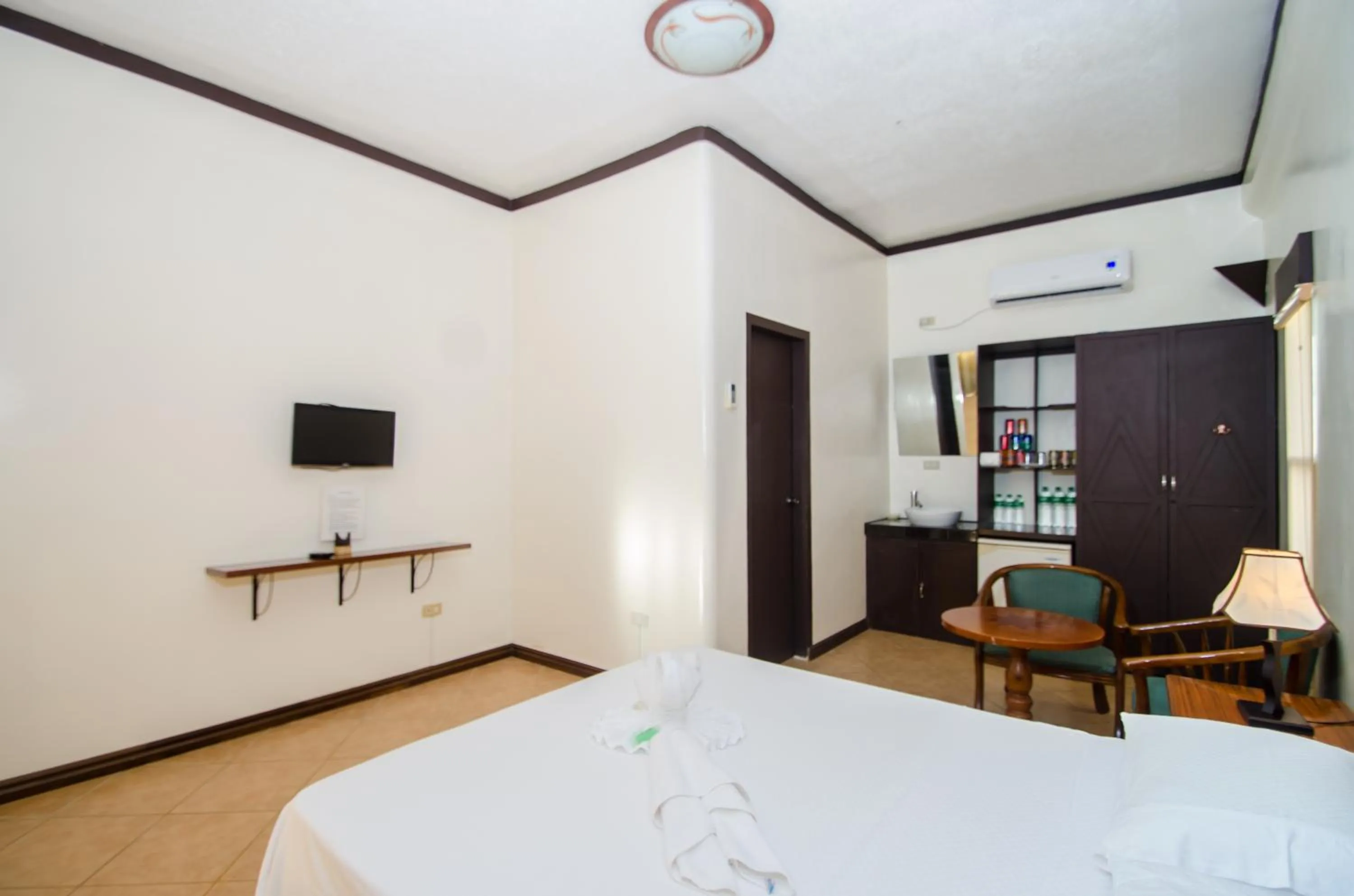 Bed in Turtle Inn Resort