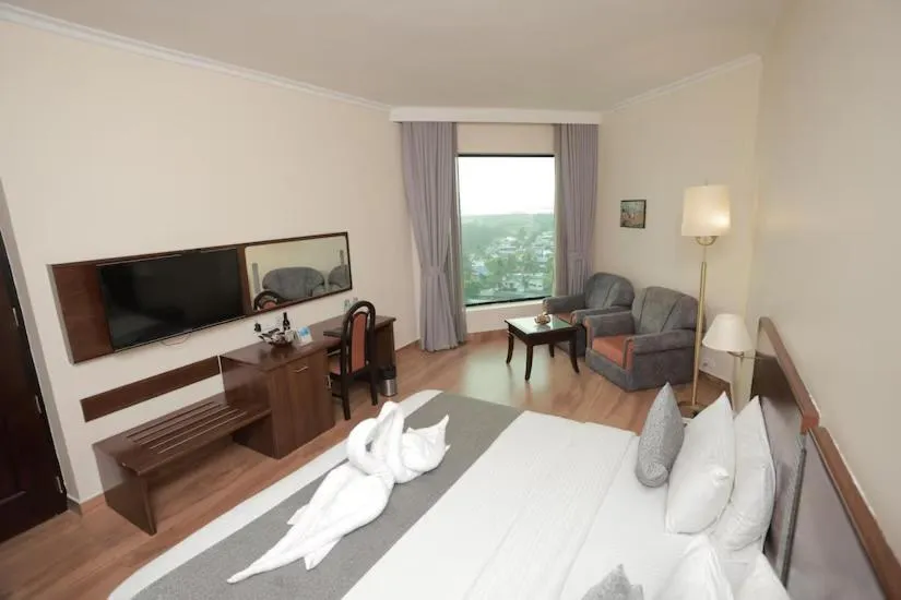 Communal lounge/ TV room, Bed in The Quilon Beach Hotel and Convention Center