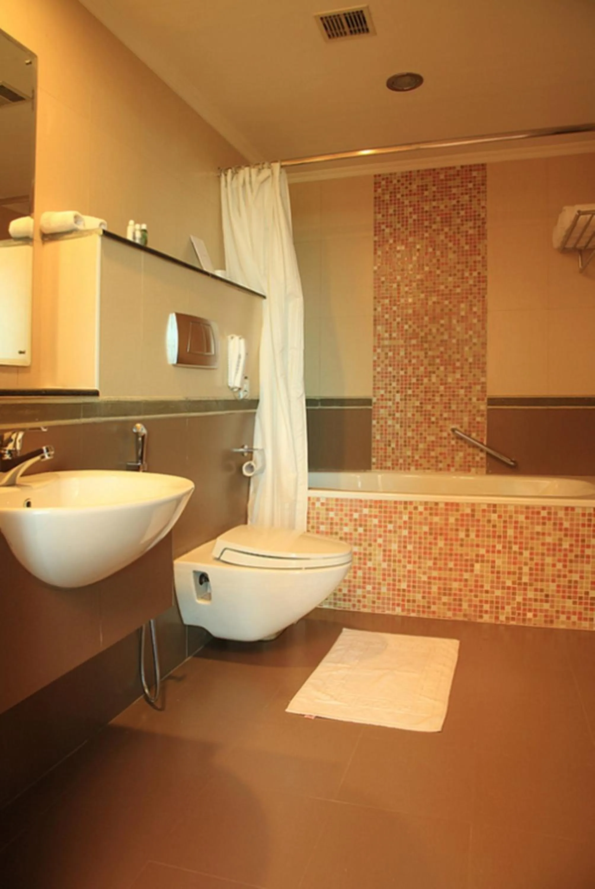 Shower in The Quilon Beach Hotel and Convention Center