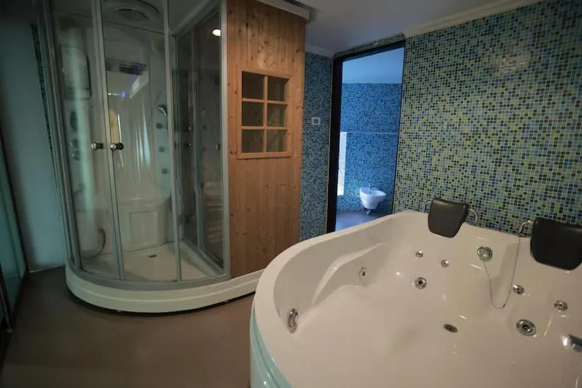 Shower in The Quilon Beach Hotel and Convention Center