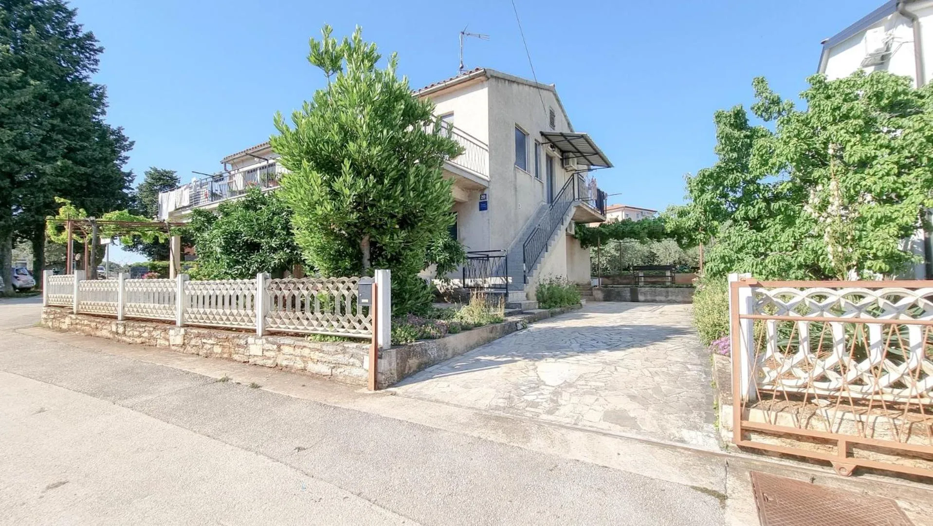 Property building in Ester