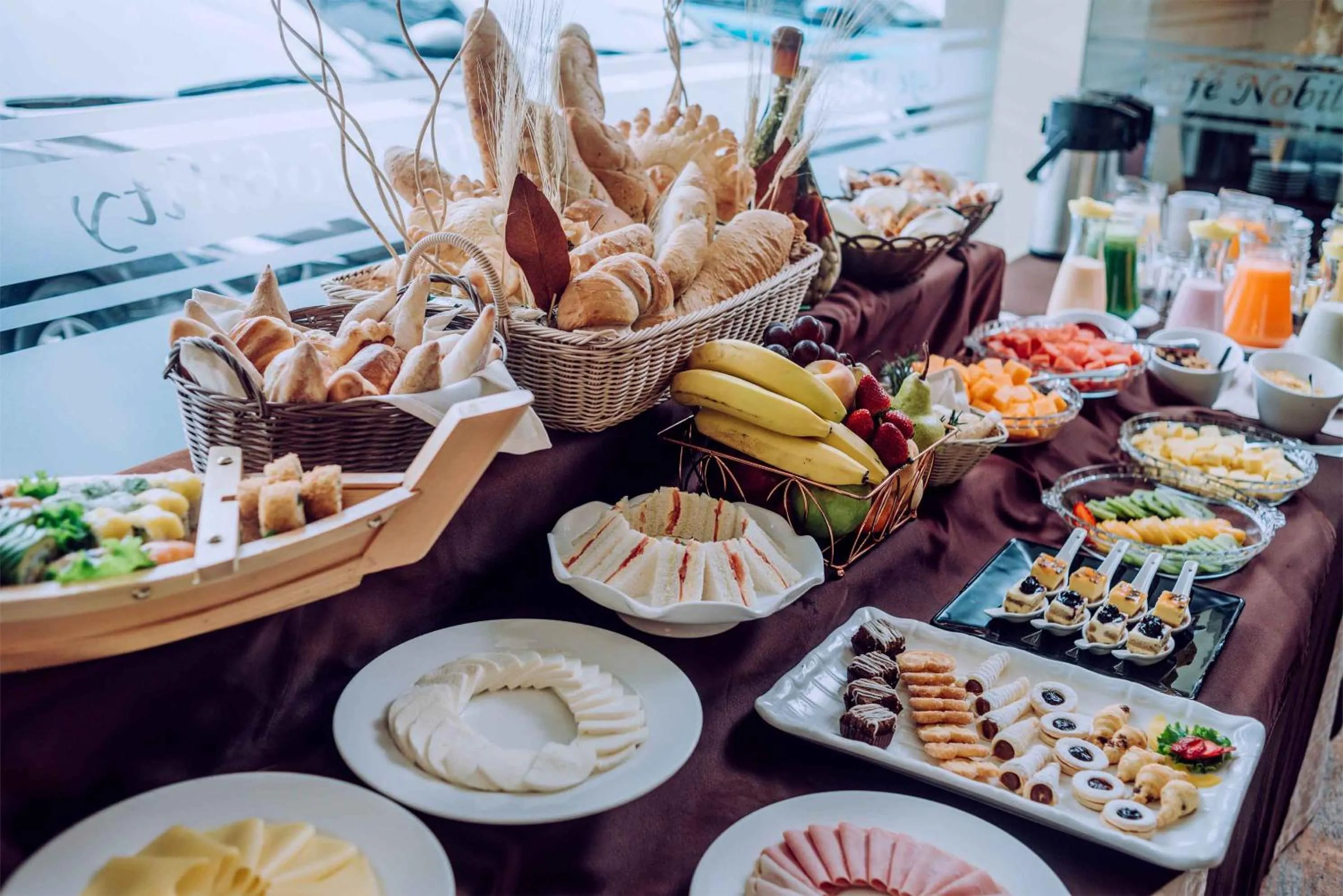 Restaurant/places to eat in Hotel Nobility