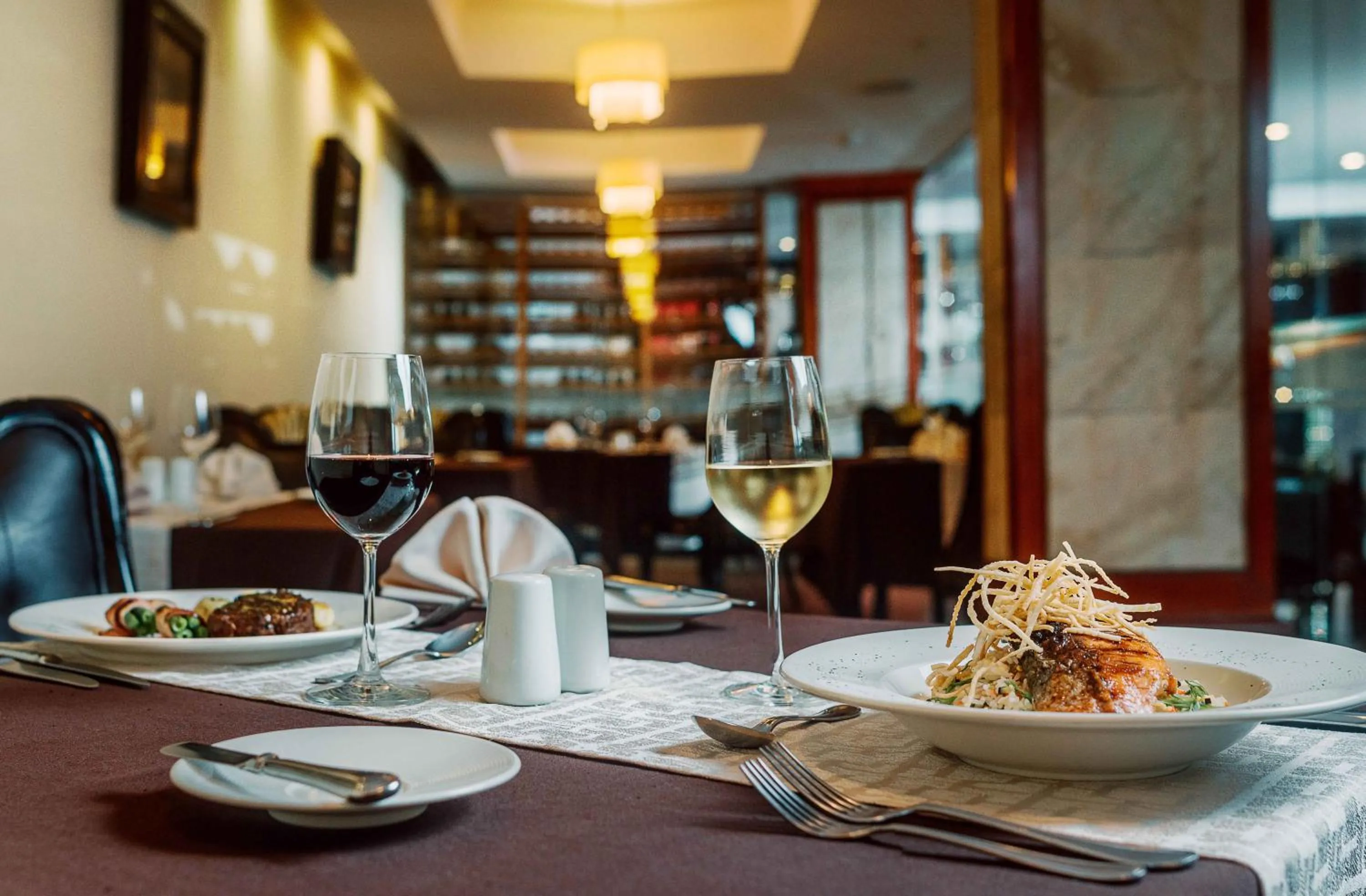 Restaurant/places to eat in Hotel Nobility