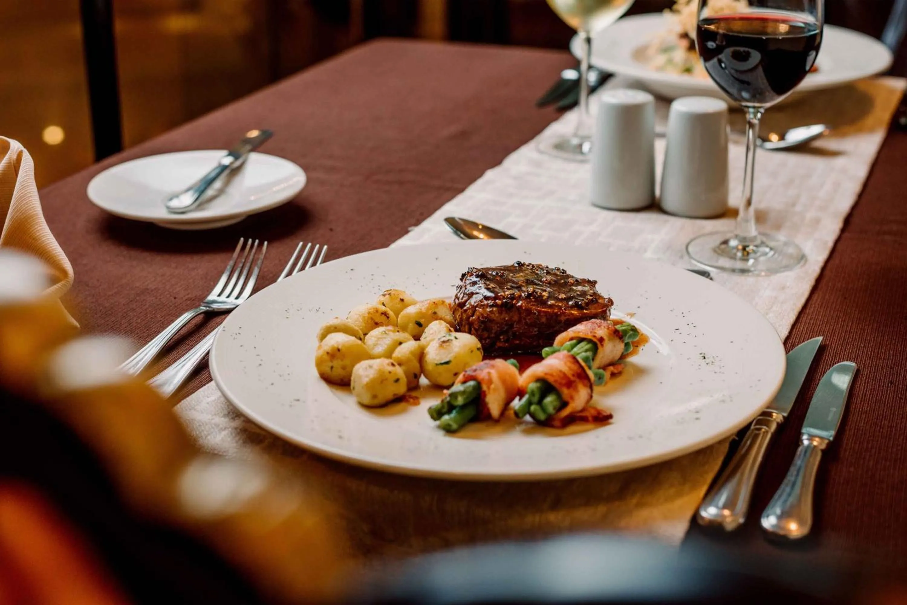 Restaurant/places to eat in Hotel Nobility