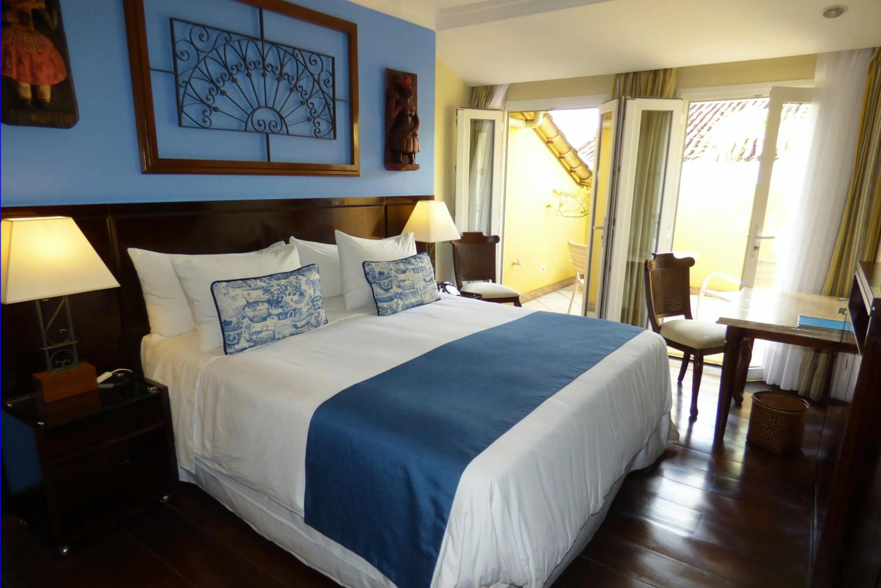 Balcony/Terrace, Bed in Hotel Casa do Amarelindo