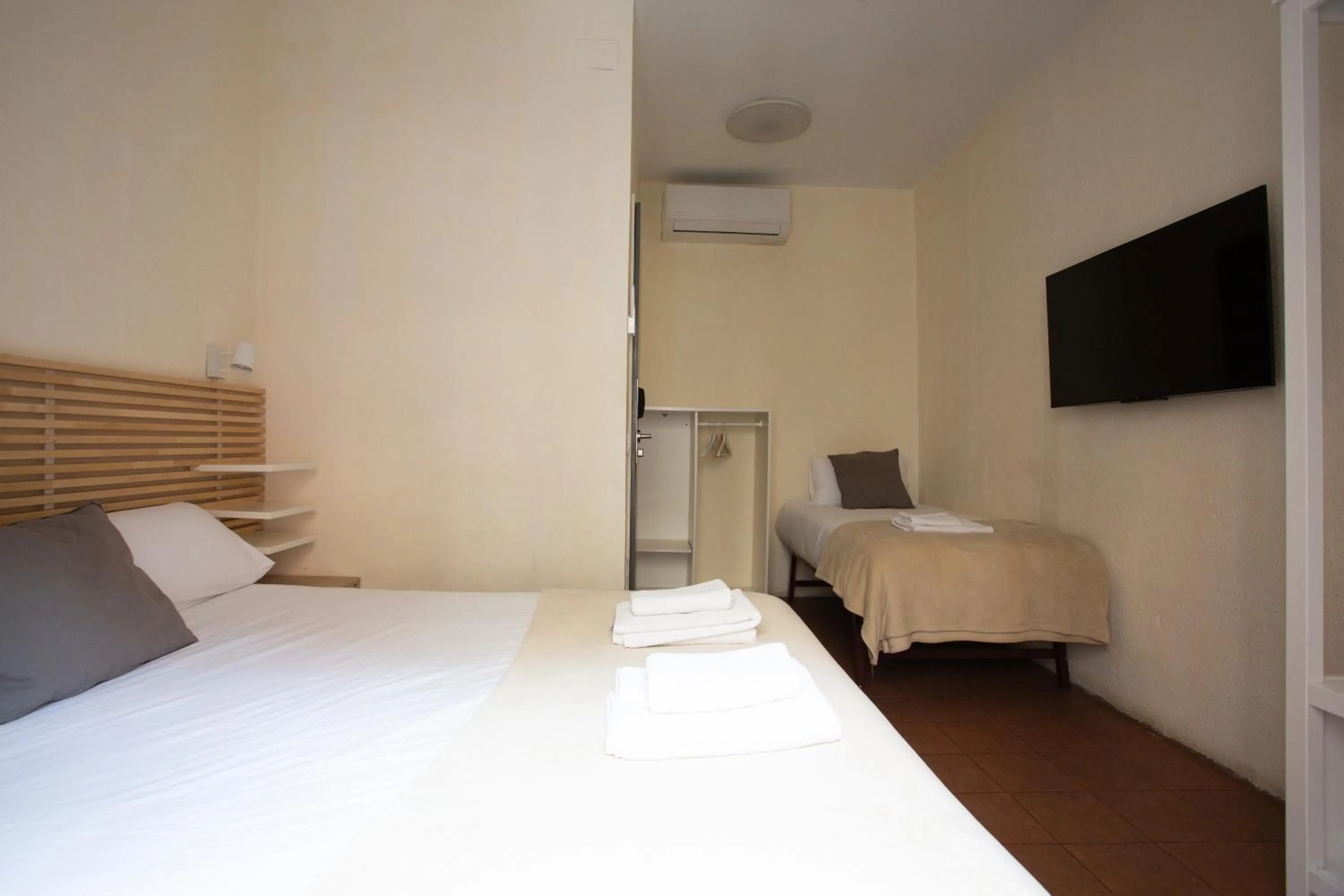 Photo of the whole room, Bed in Mambo Tango