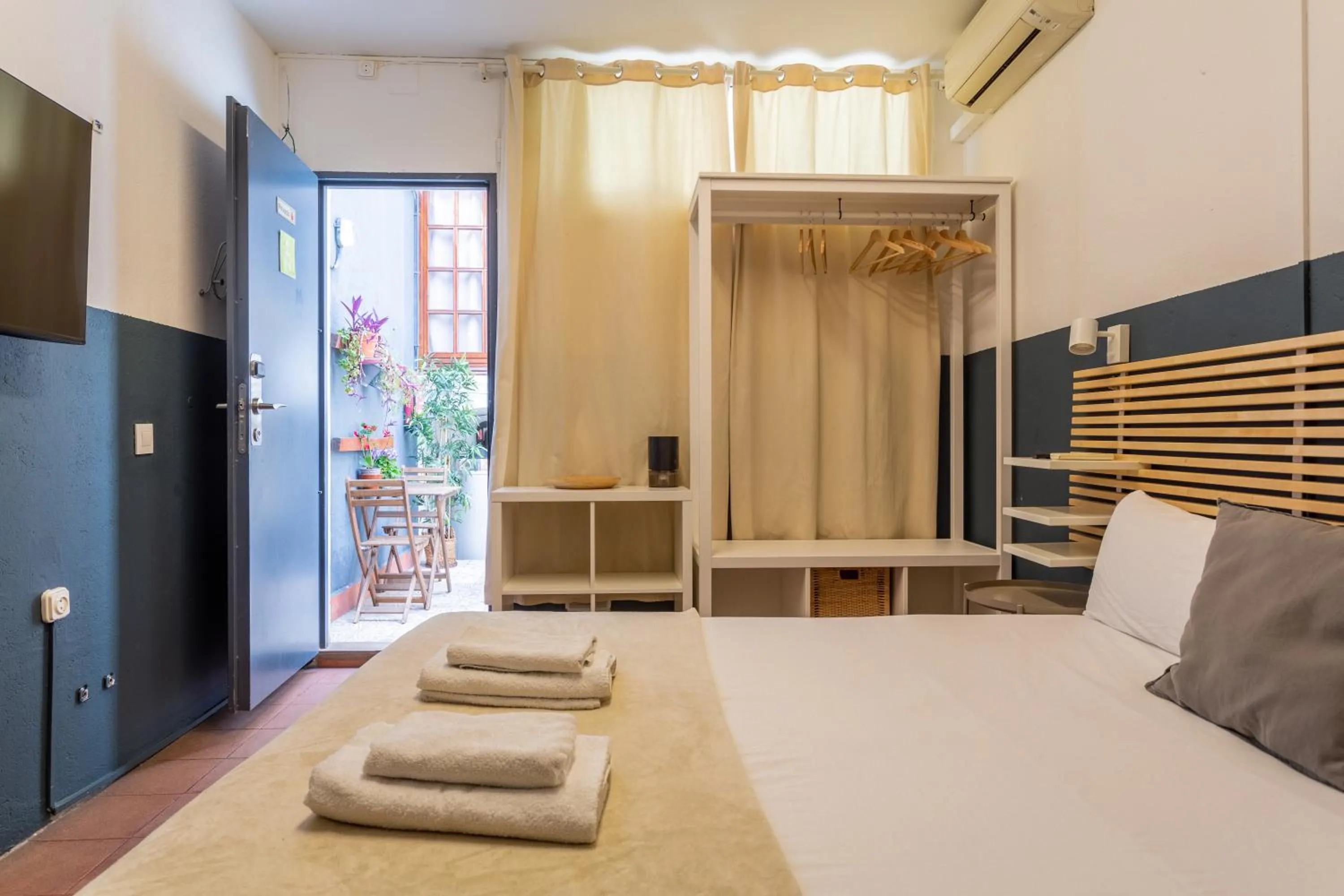 Photo of the whole room, Bed in Mambo Tango