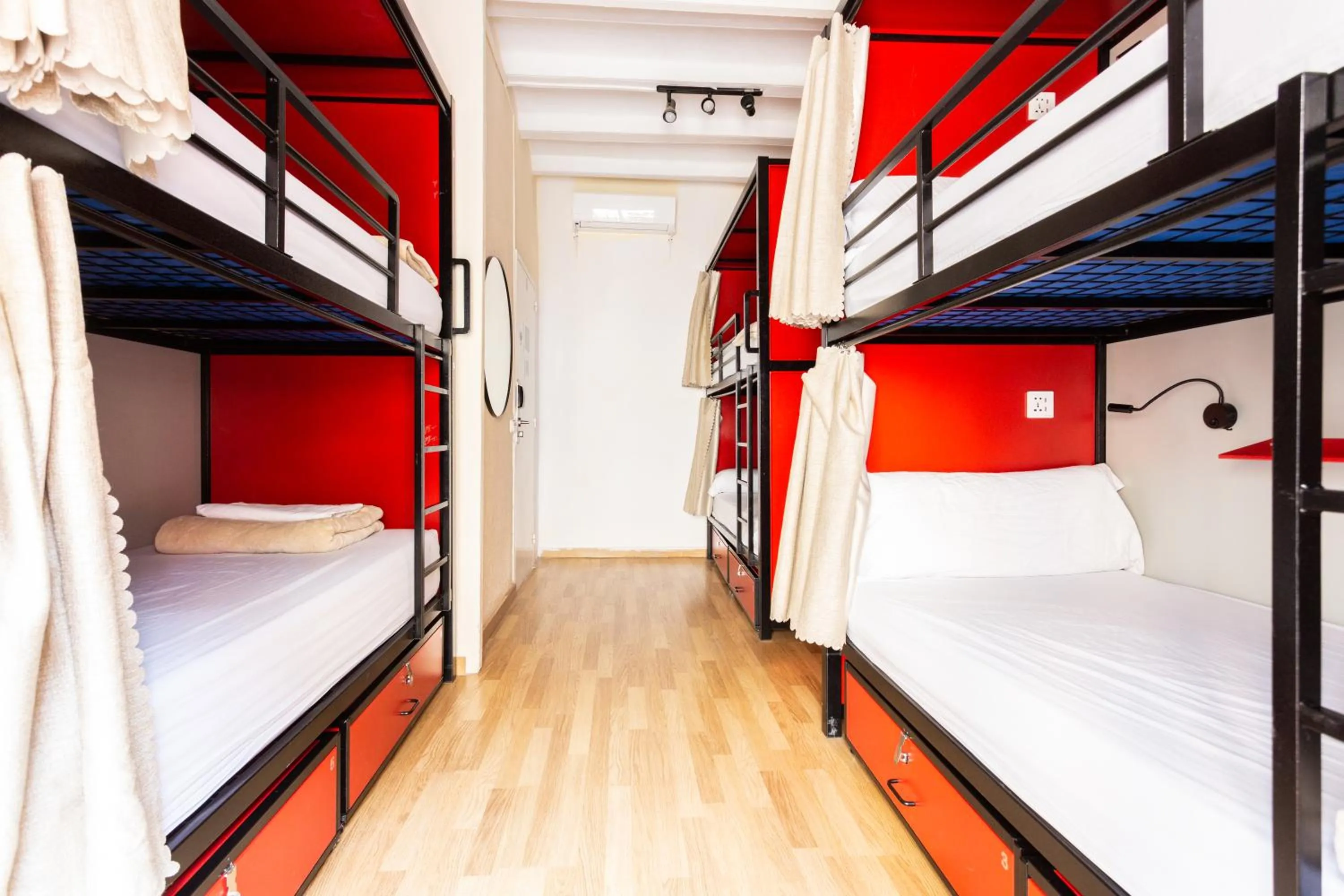 Photo of the whole room, Bed in Mambo Tango