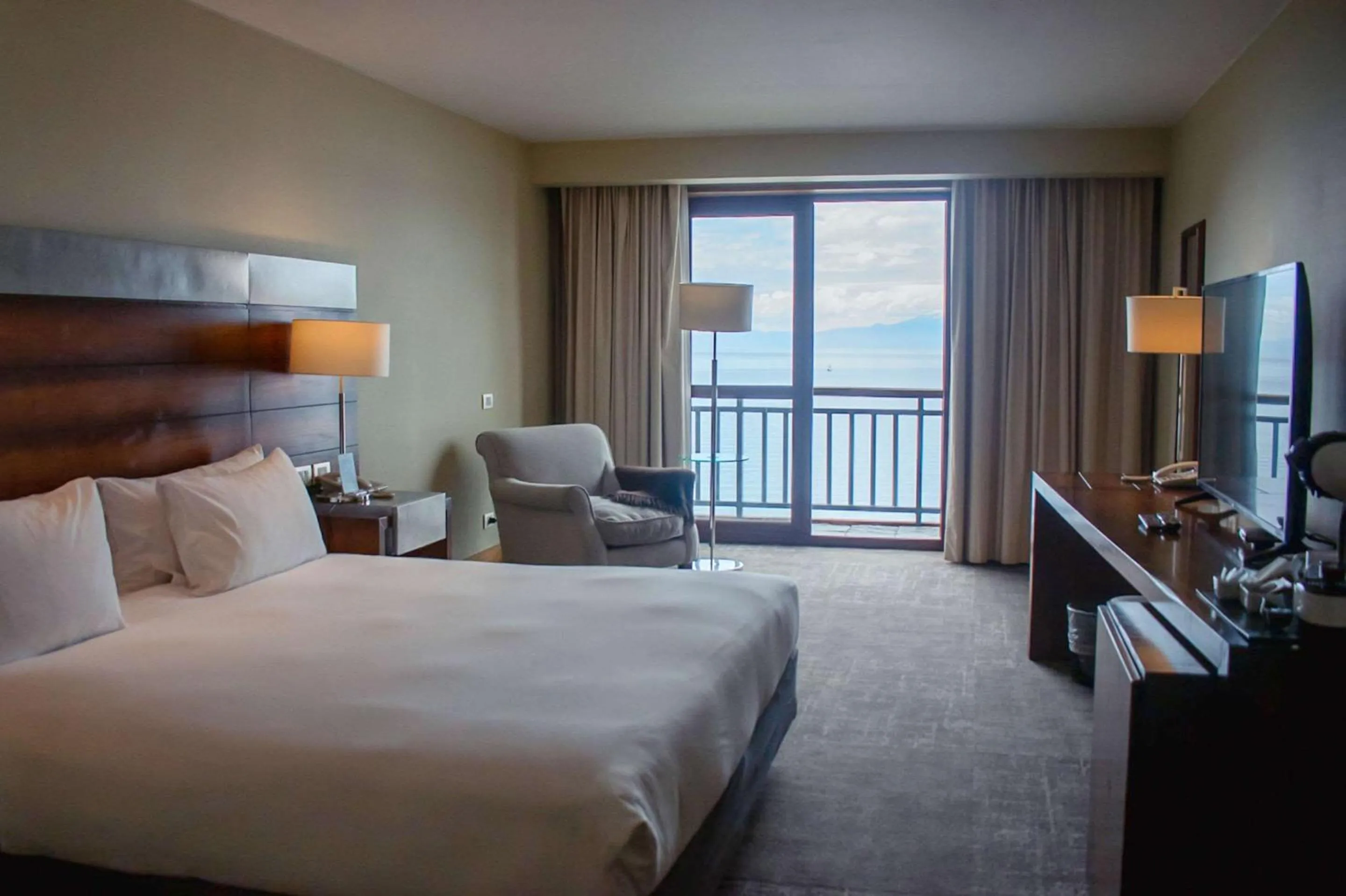 Bedroom, Bed in Radisson Hotel Puerto Varas