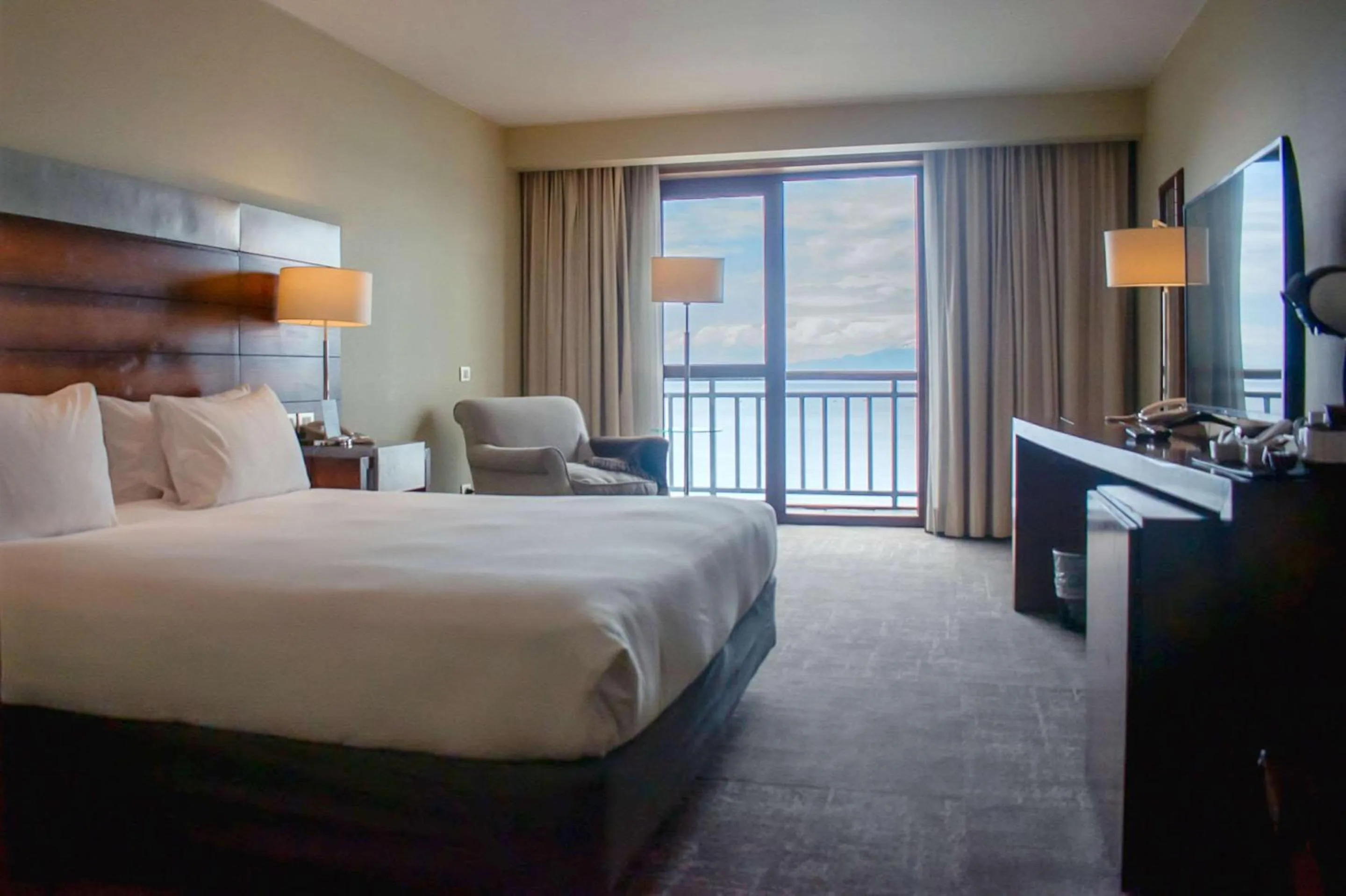 Bedroom, Bed in Radisson Hotel Puerto Varas