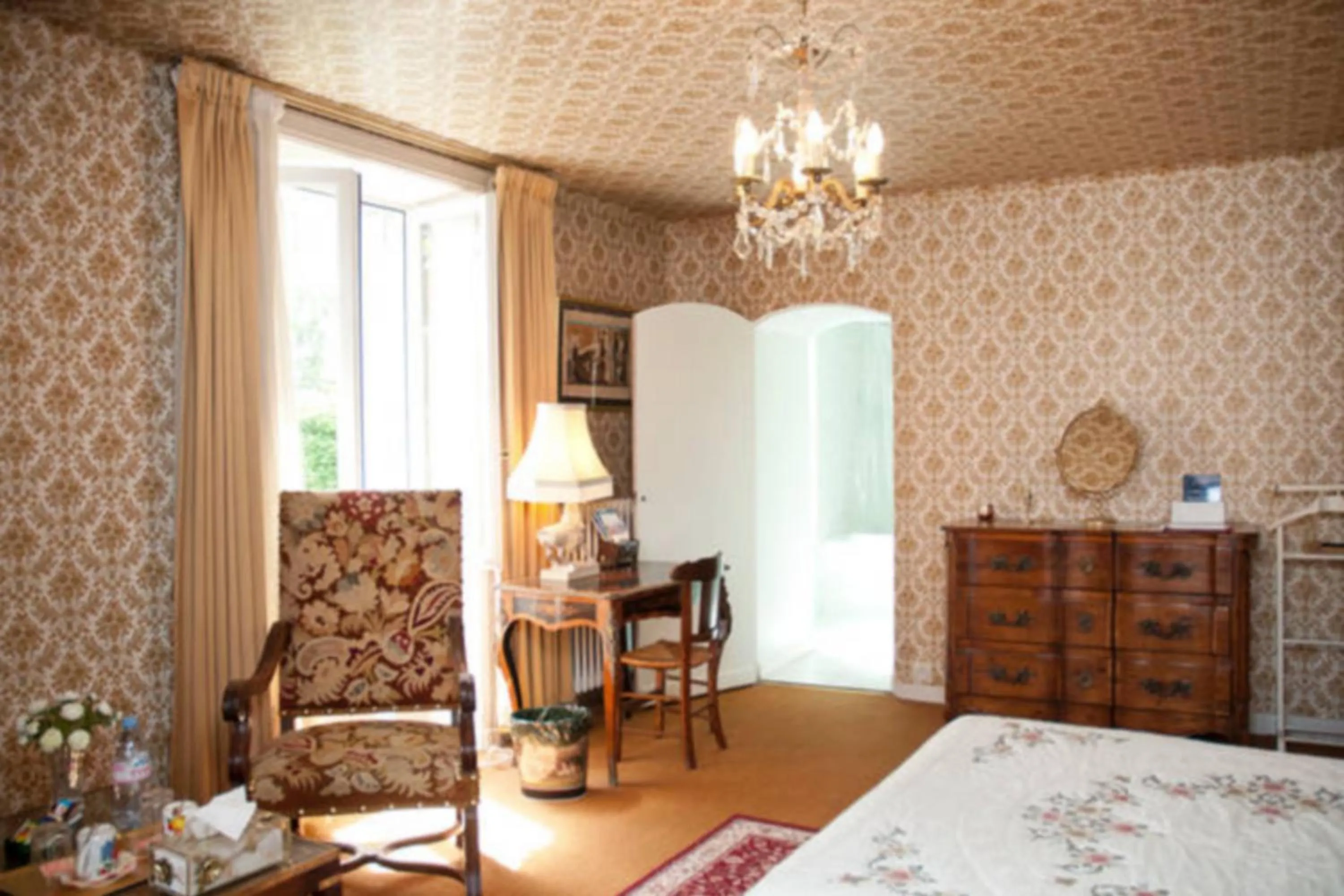 Seating area, Bed in Lalobema
