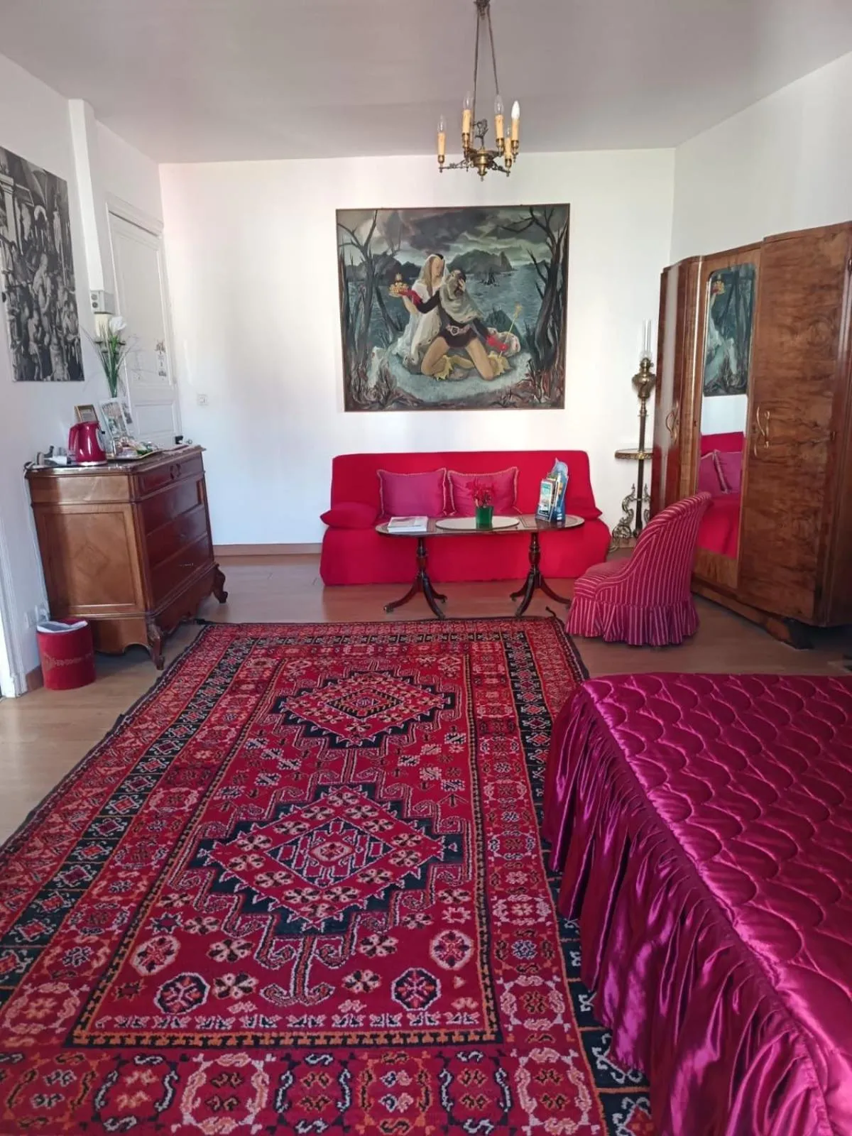 Seating area, Bed in Lalobema