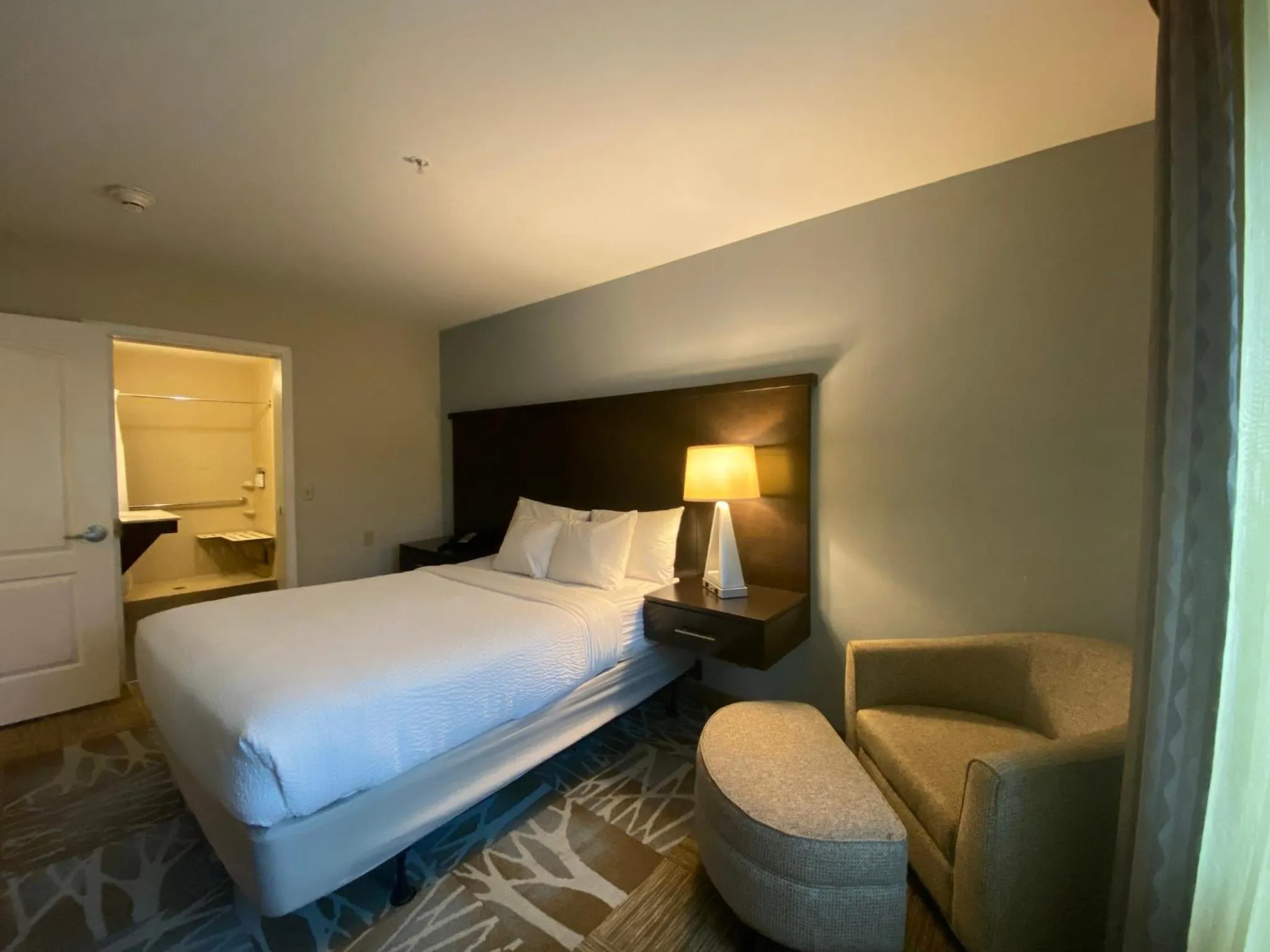 Photo of the whole room, Bed in Staybridge Suites Syracuse Liverpool by IHG