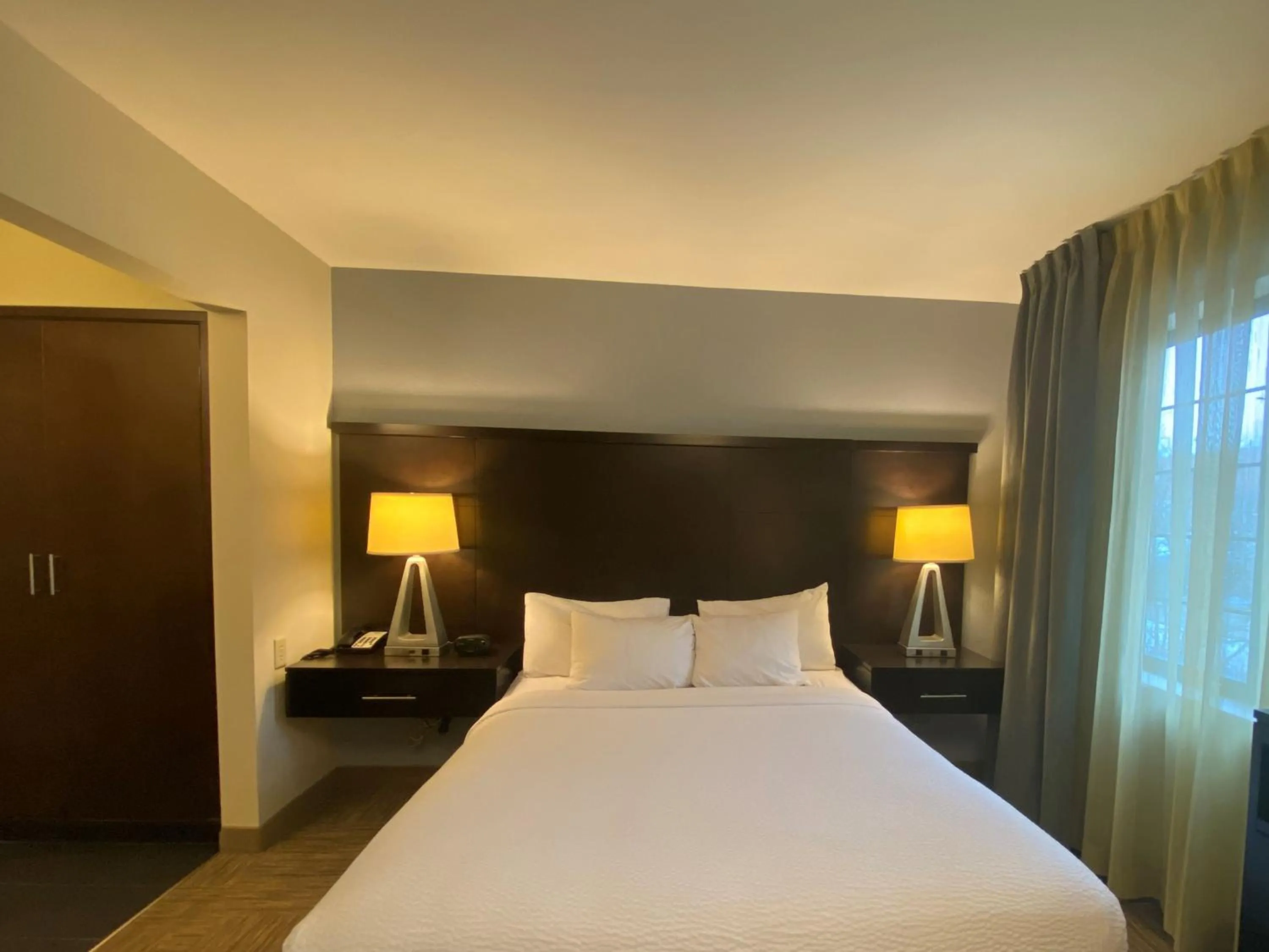 Photo of the whole room, Bed in Staybridge Suites Syracuse Liverpool by IHG