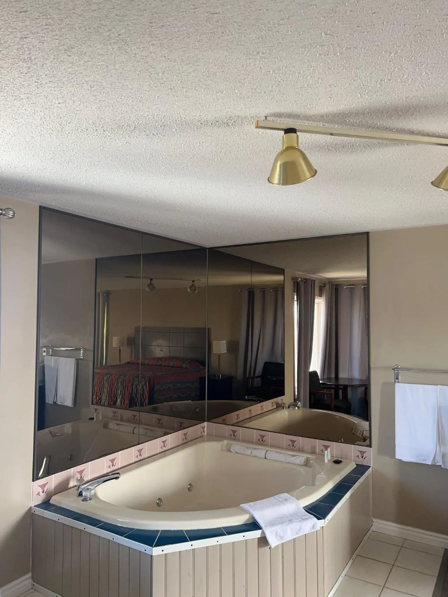 Hot Tub in Seven Oakes Motel