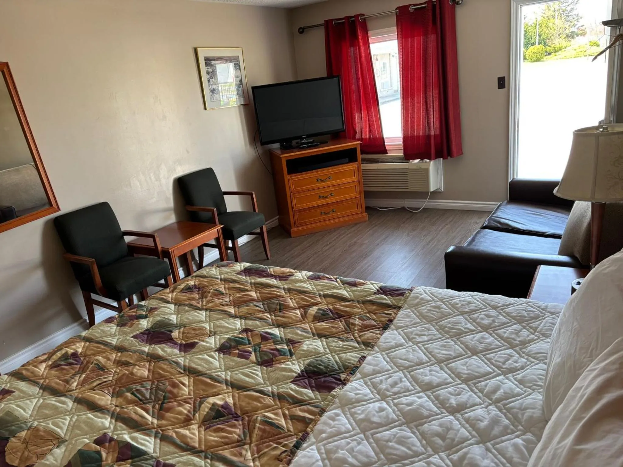 Bed in Seven Oakes Motel