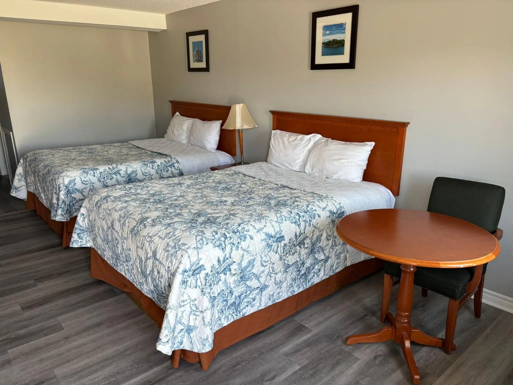 Bed in Seven Oakes Motel