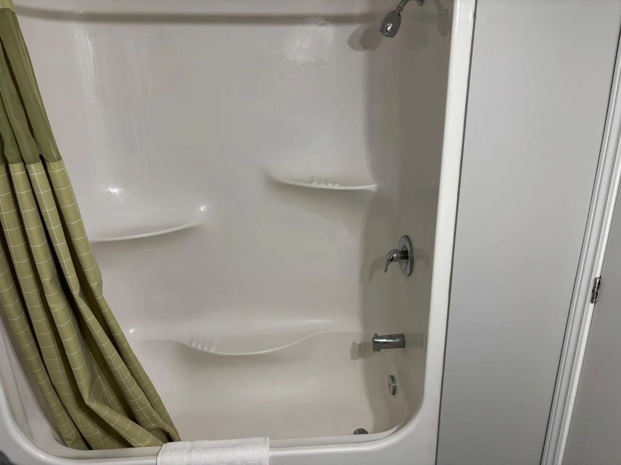 Bath in Seven Oakes Motel