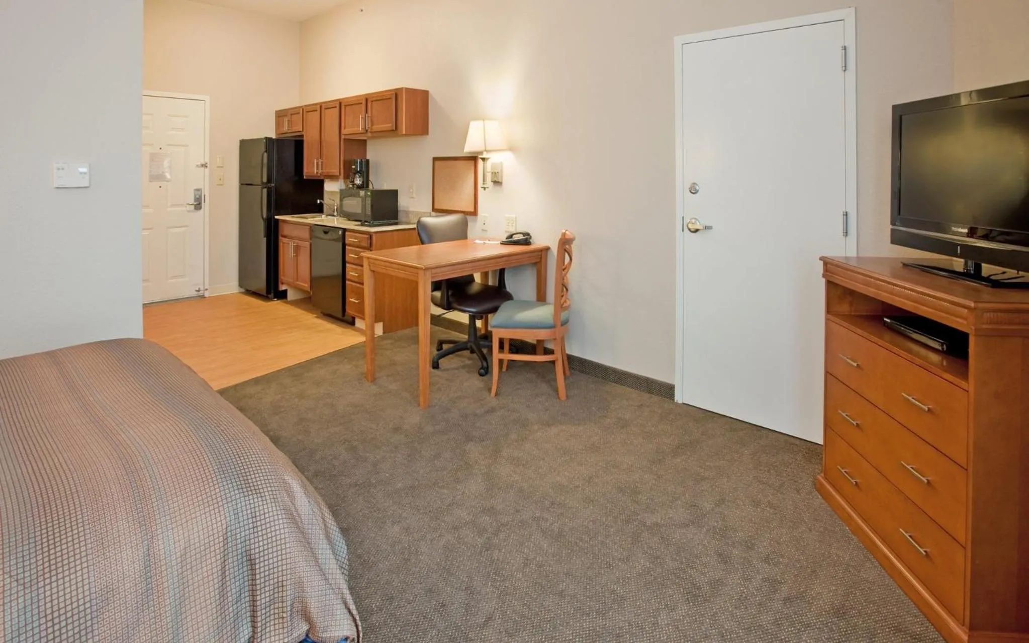 Bedroom, Bed in Candlewood Suites Kansas City Northeast by IHG