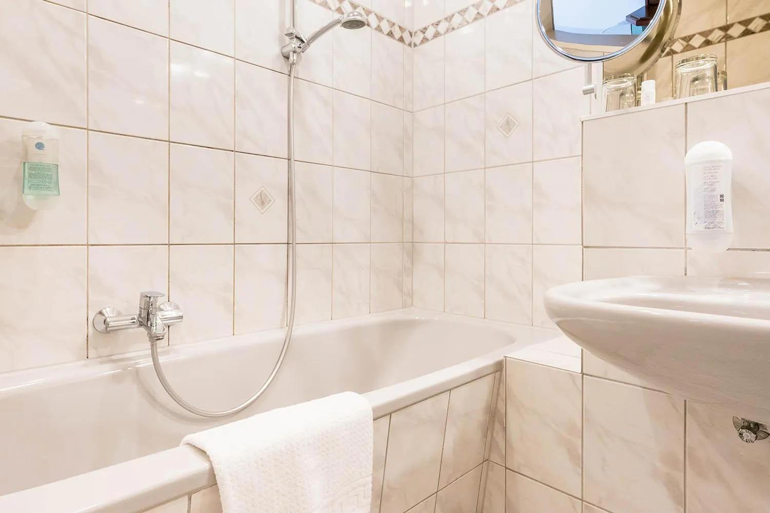 Bath in Hotel Frechener Hof