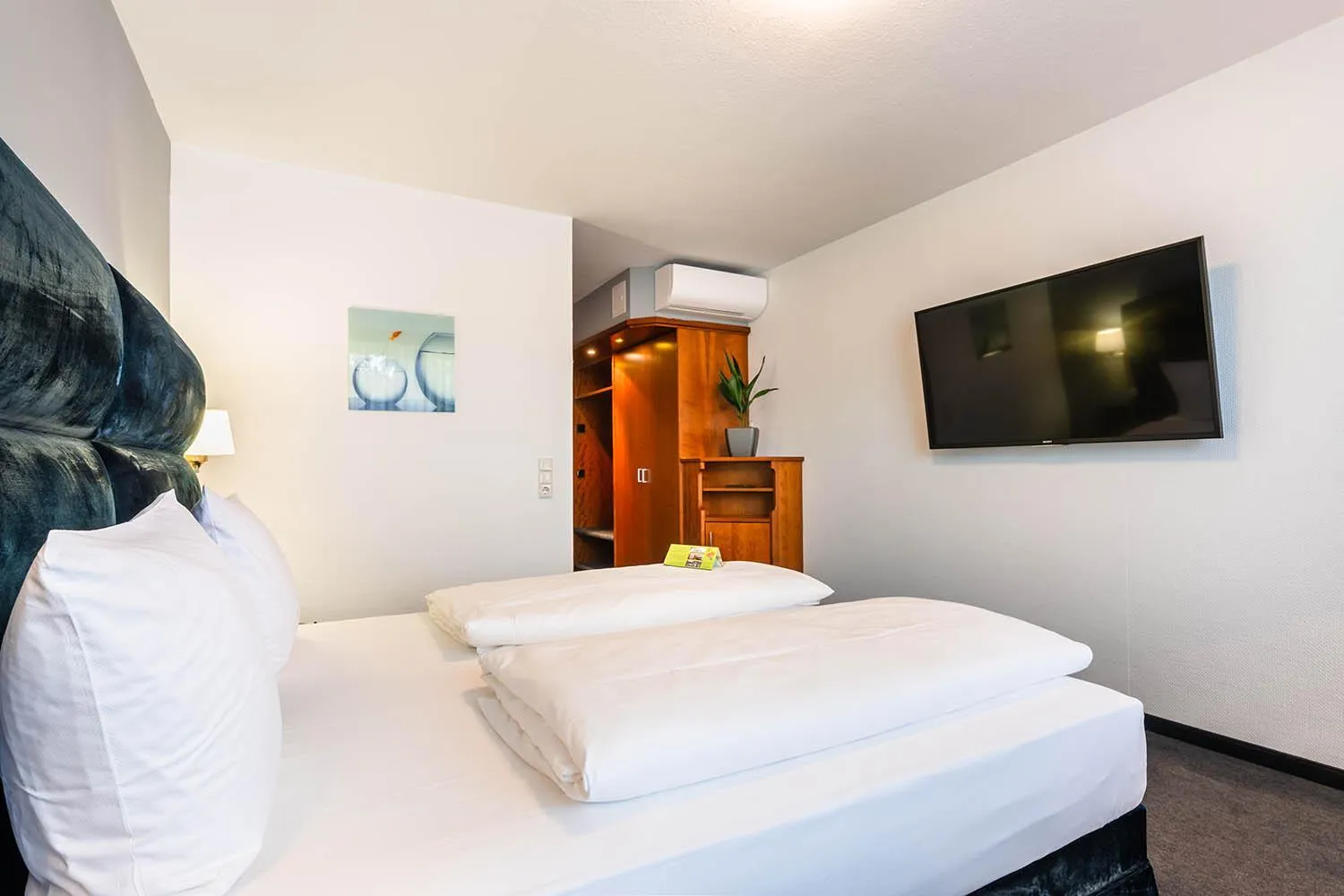 Photo of the whole room, Bed in Hotel Frechener Hof