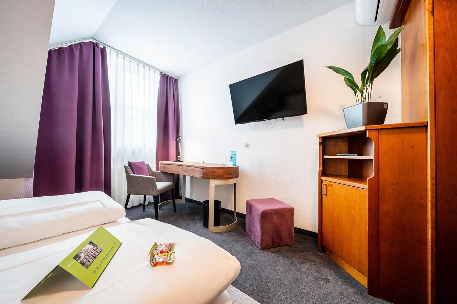 TV and multimedia, Bed in Hotel Frechener Hof