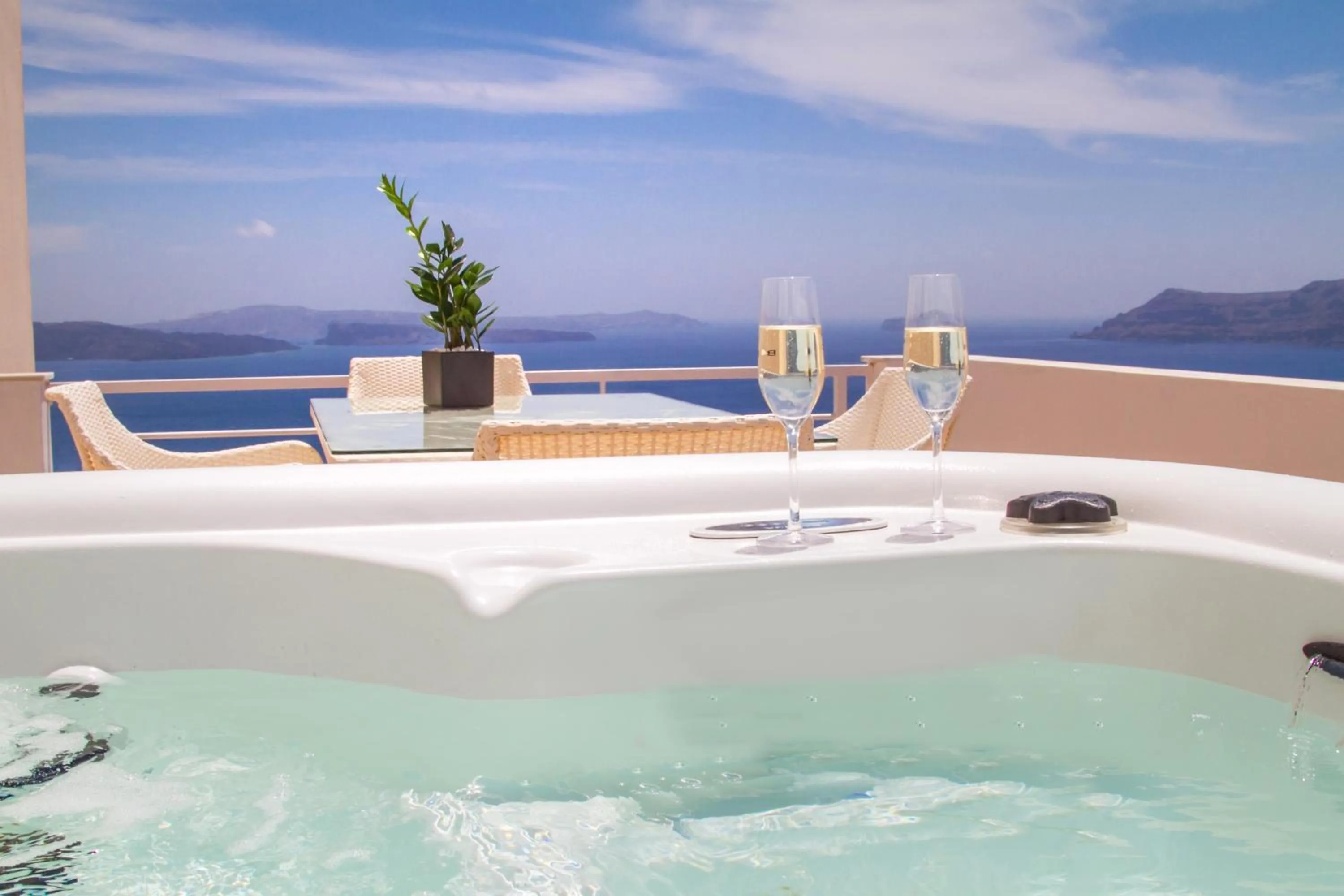 Hot Tub in Onar Villas Oia - Onar Hotels Collection
