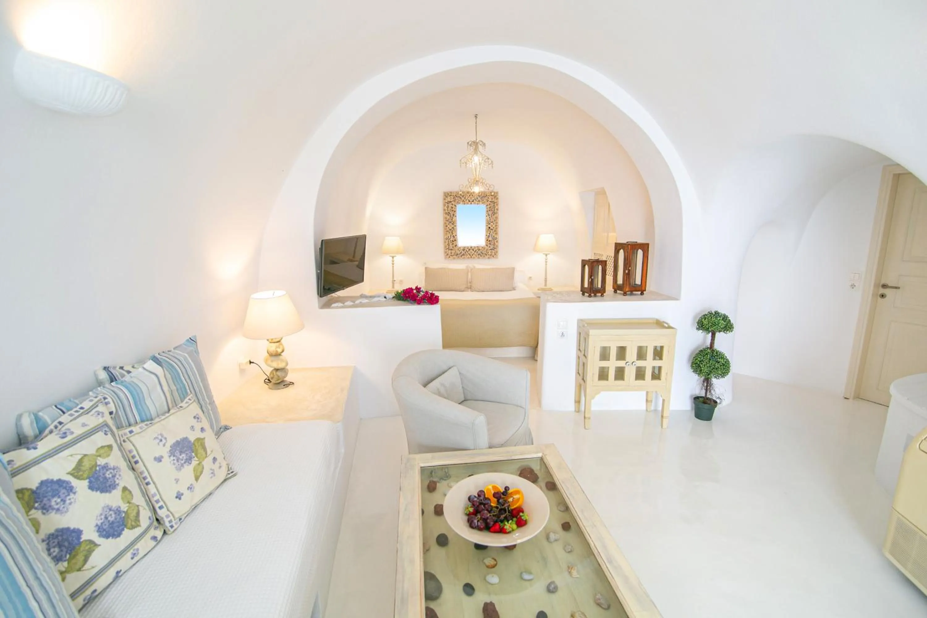 Photo of the whole room, Bed in Onar Villas Oia - Onar Hotels Collection