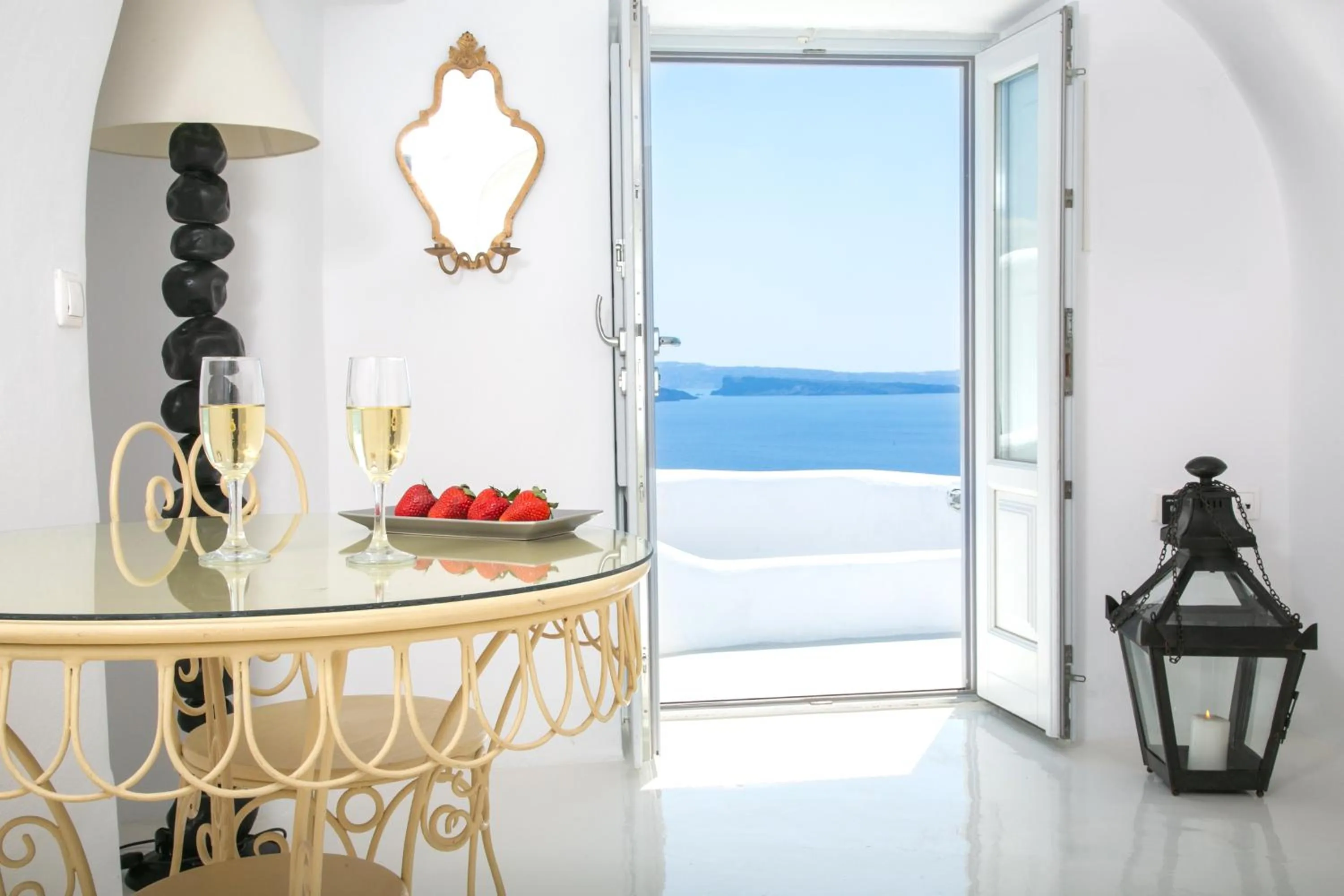 Dining area in Onar Villas Oia - Onar Hotels Collection