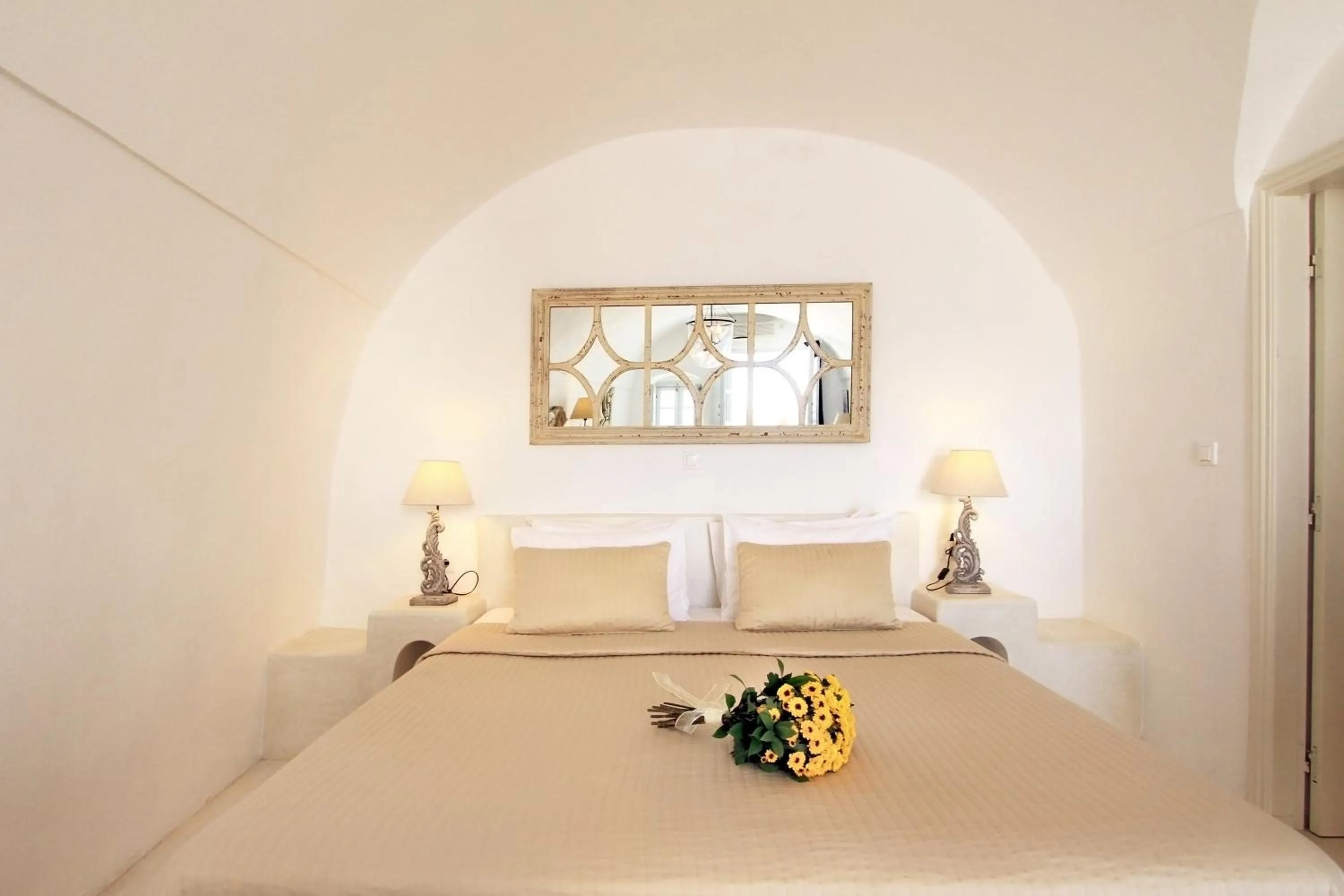 Bed in Onar Villas Oia - Onar Hotels Collection
