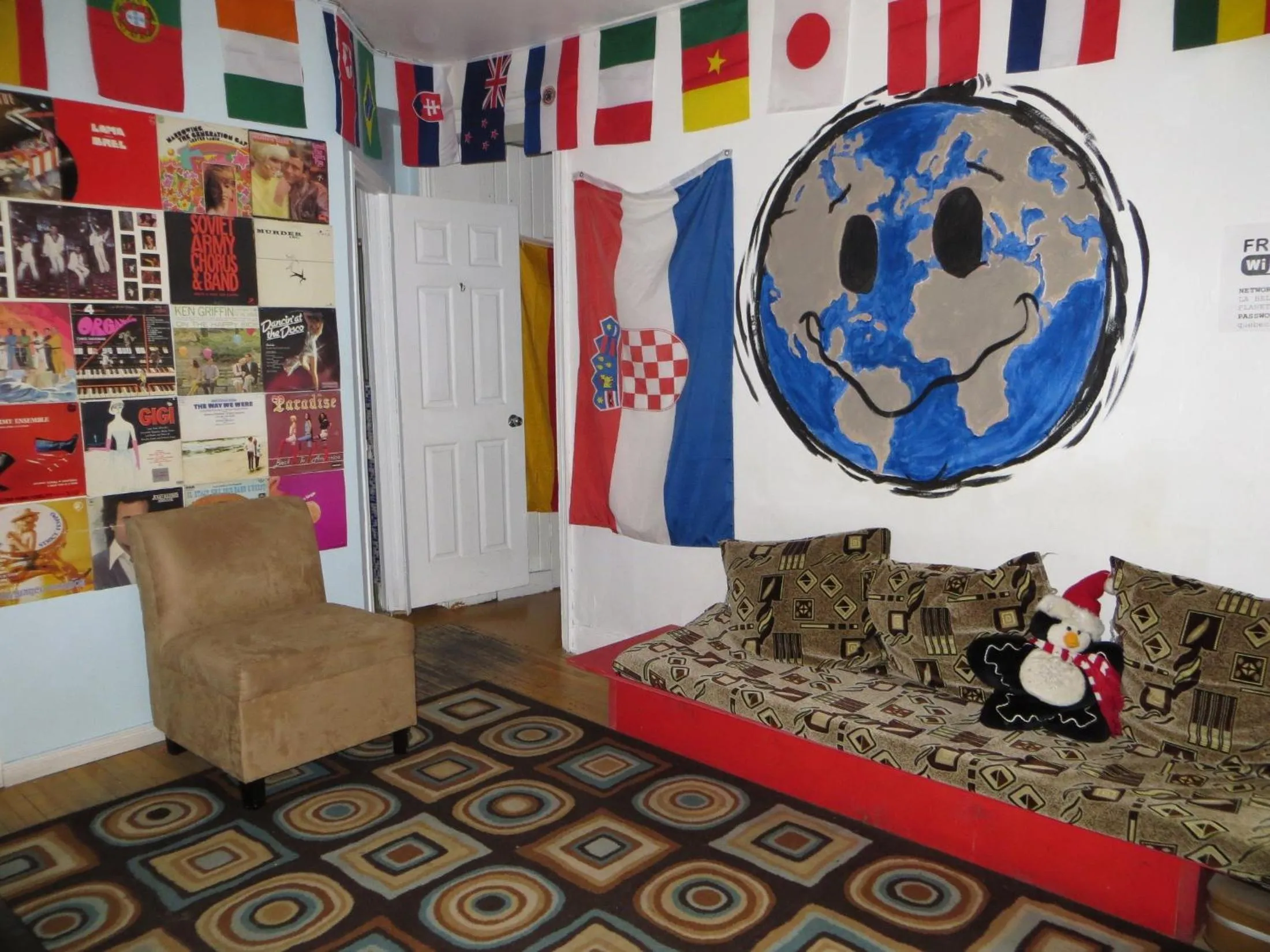 Communal lounge/ TV room in Auberge Jeunesse La Belle Planete Backpackers Hostel