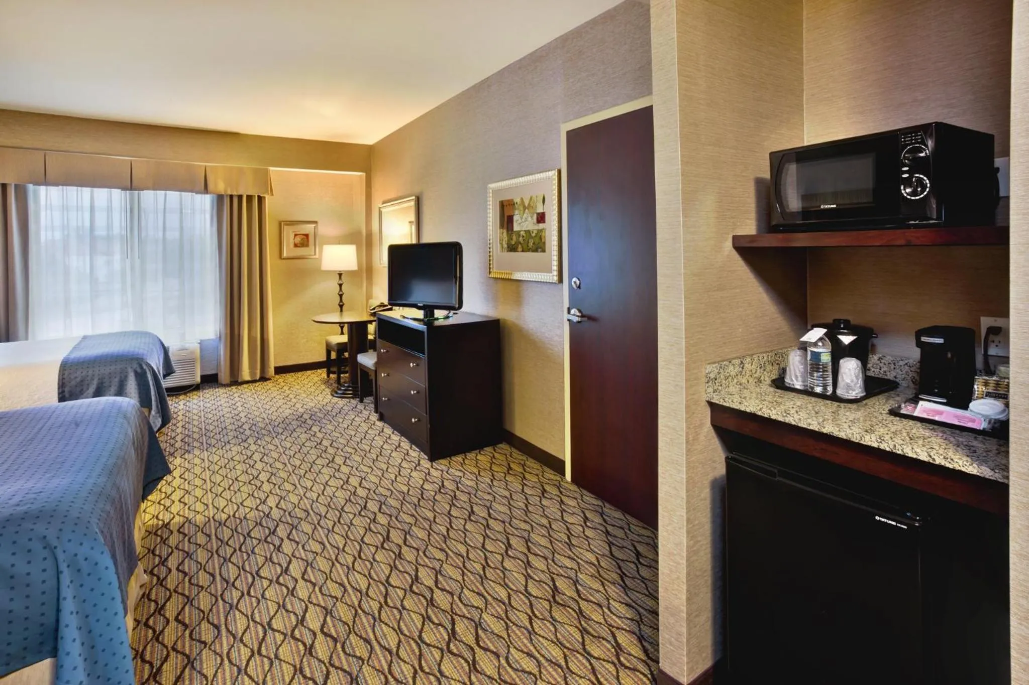 Photo of the whole room, Bed in Holiday Inn Detroit Metro Airport by IHG