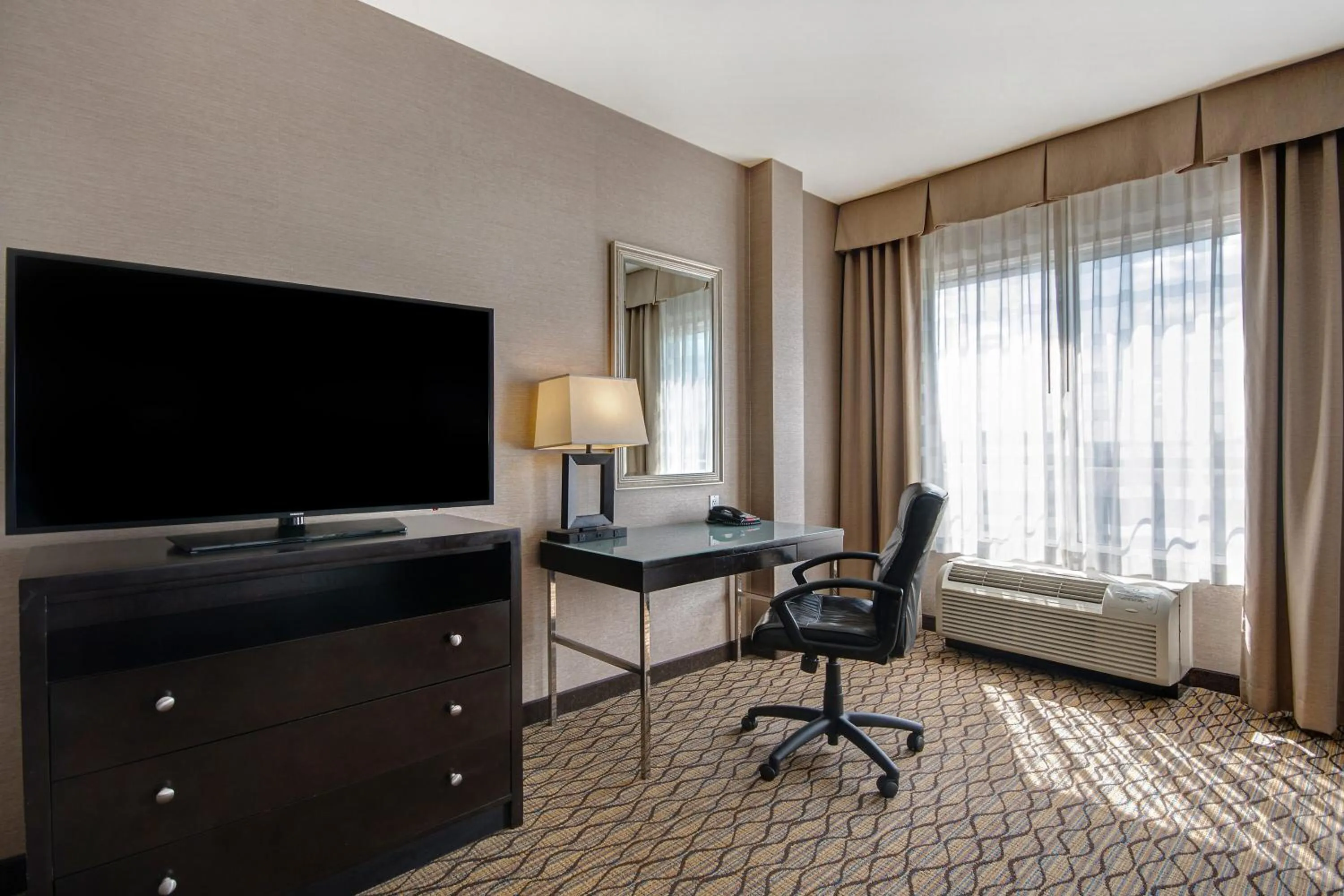 Guests, Bed in Holiday Inn Detroit Metro Airport by IHG