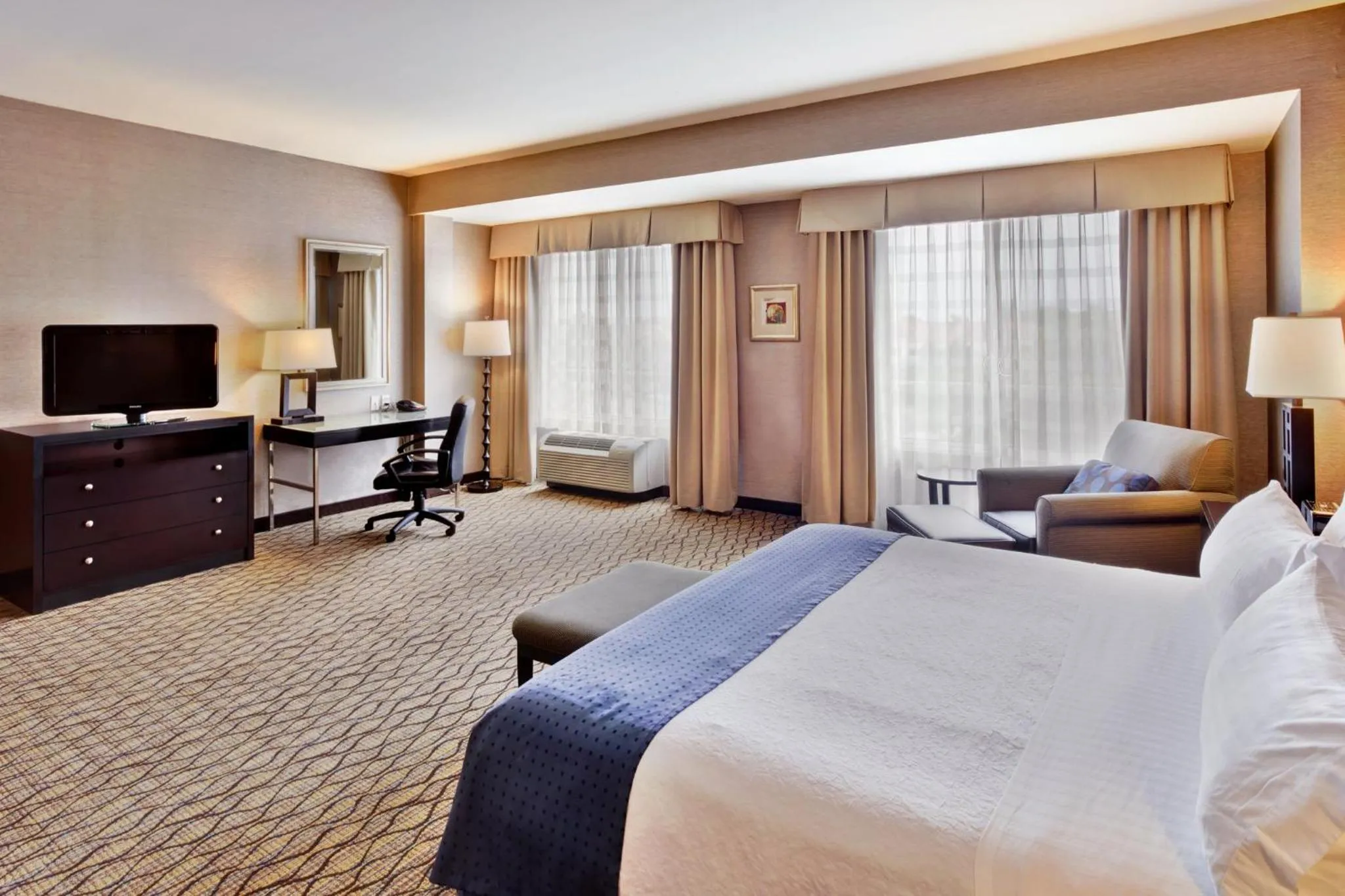 Photo of the whole room, Bed in Holiday Inn Detroit Metro Airport by IHG
