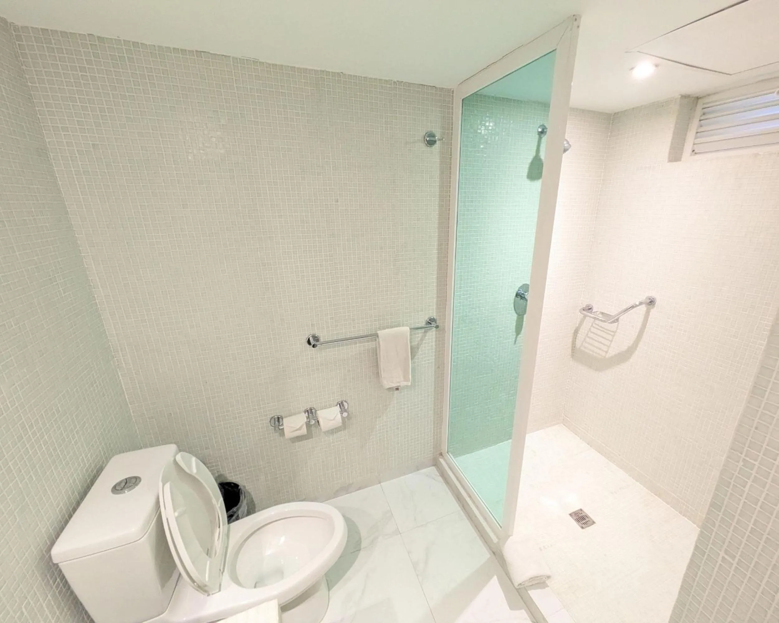 Shower in We Hotel Acapulco