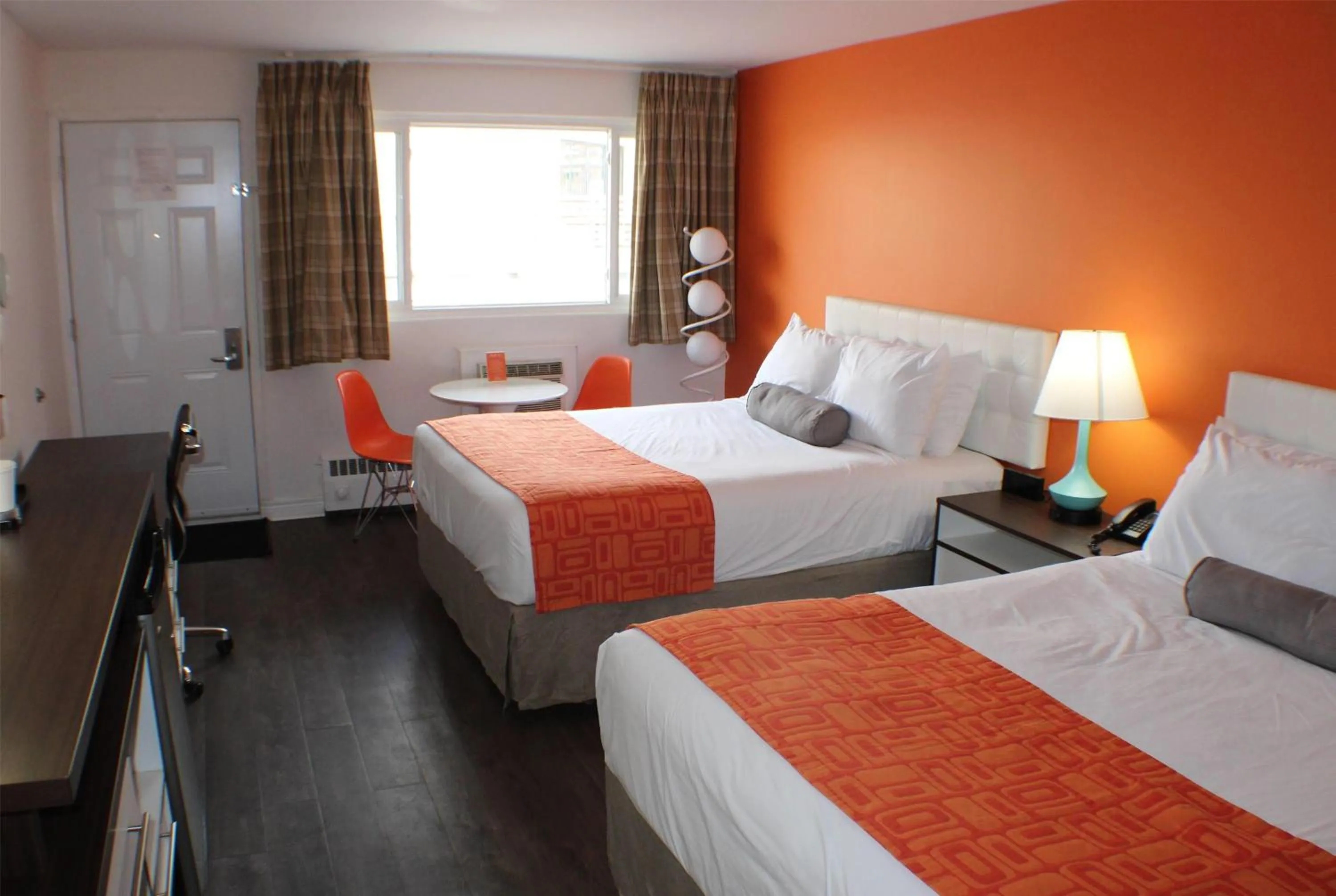 Photo of the whole room, Bed in Howard Johnson Inn by Wyndham Kingston