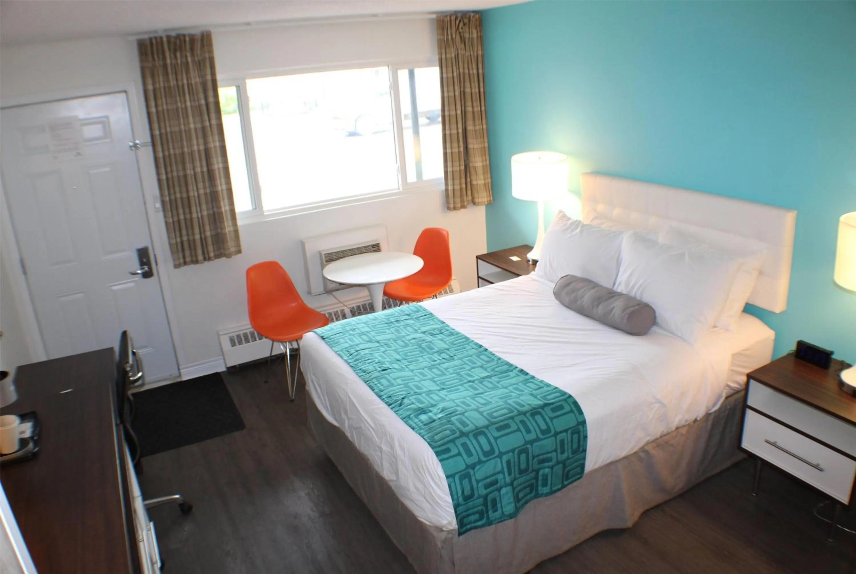 Photo of the whole room, Bed in Howard Johnson Inn by Wyndham Kingston