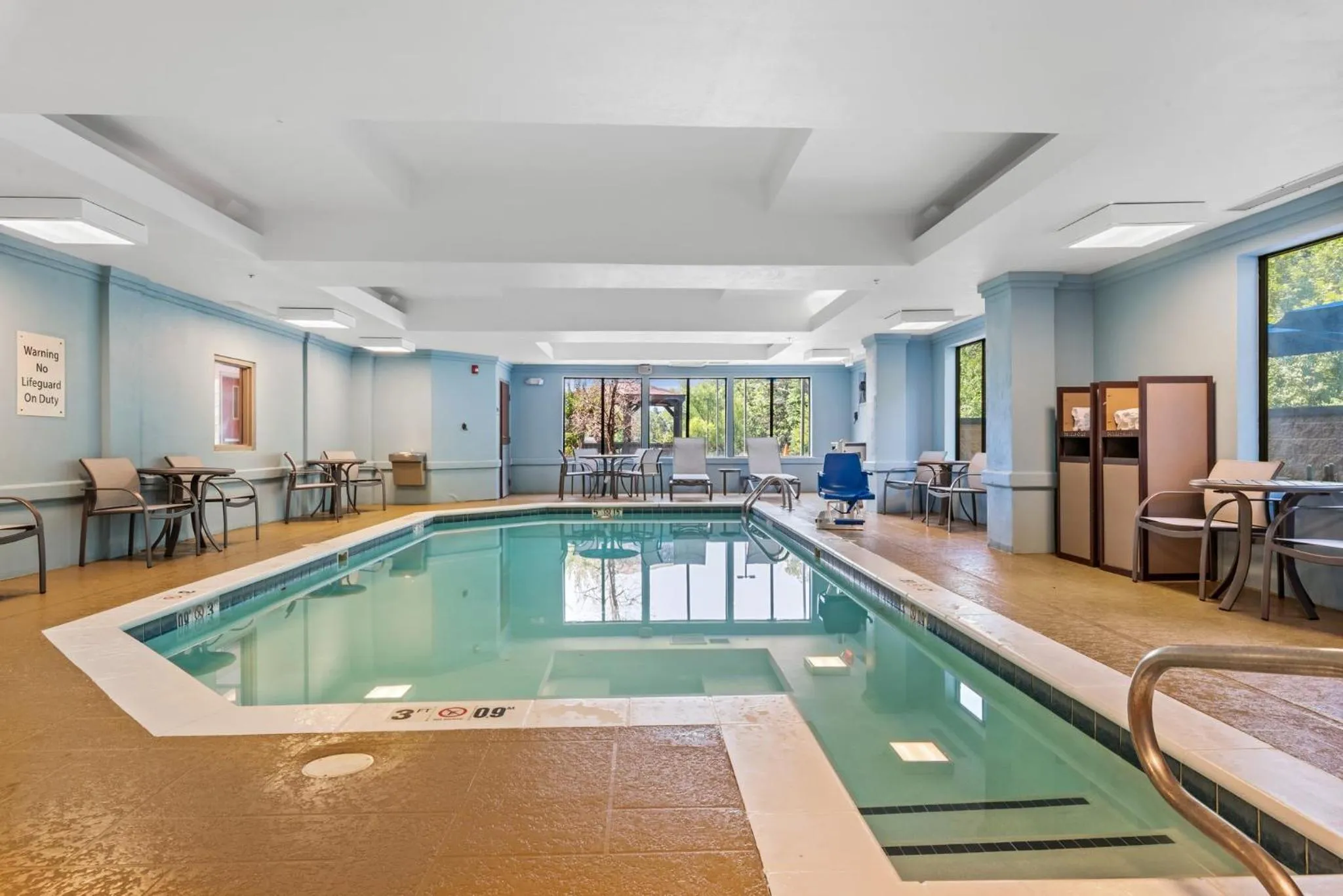 Swimming pool in Holiday Inn Express & Suites Maumelle by IHG