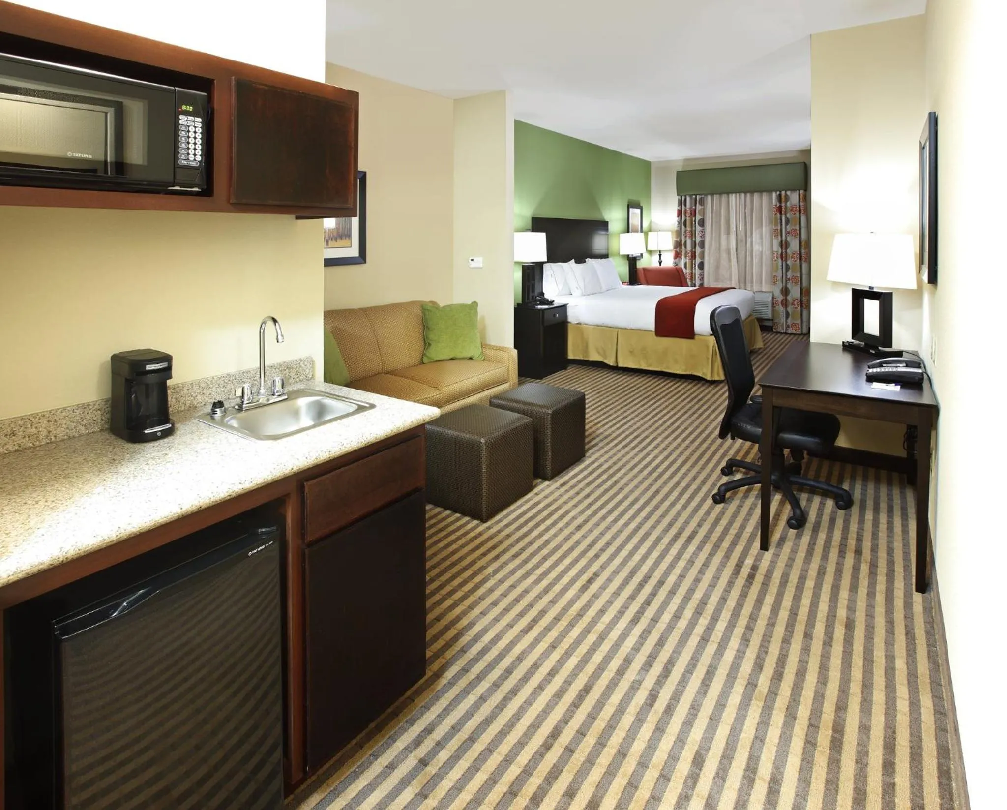 Photo of the whole room, Bed in Holiday Inn Express & Suites Maumelle by IHG