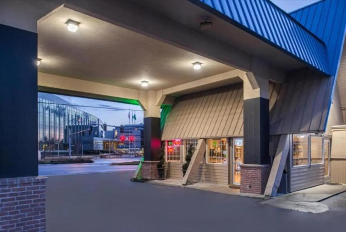 Property building in University Inn and Suites Eugene